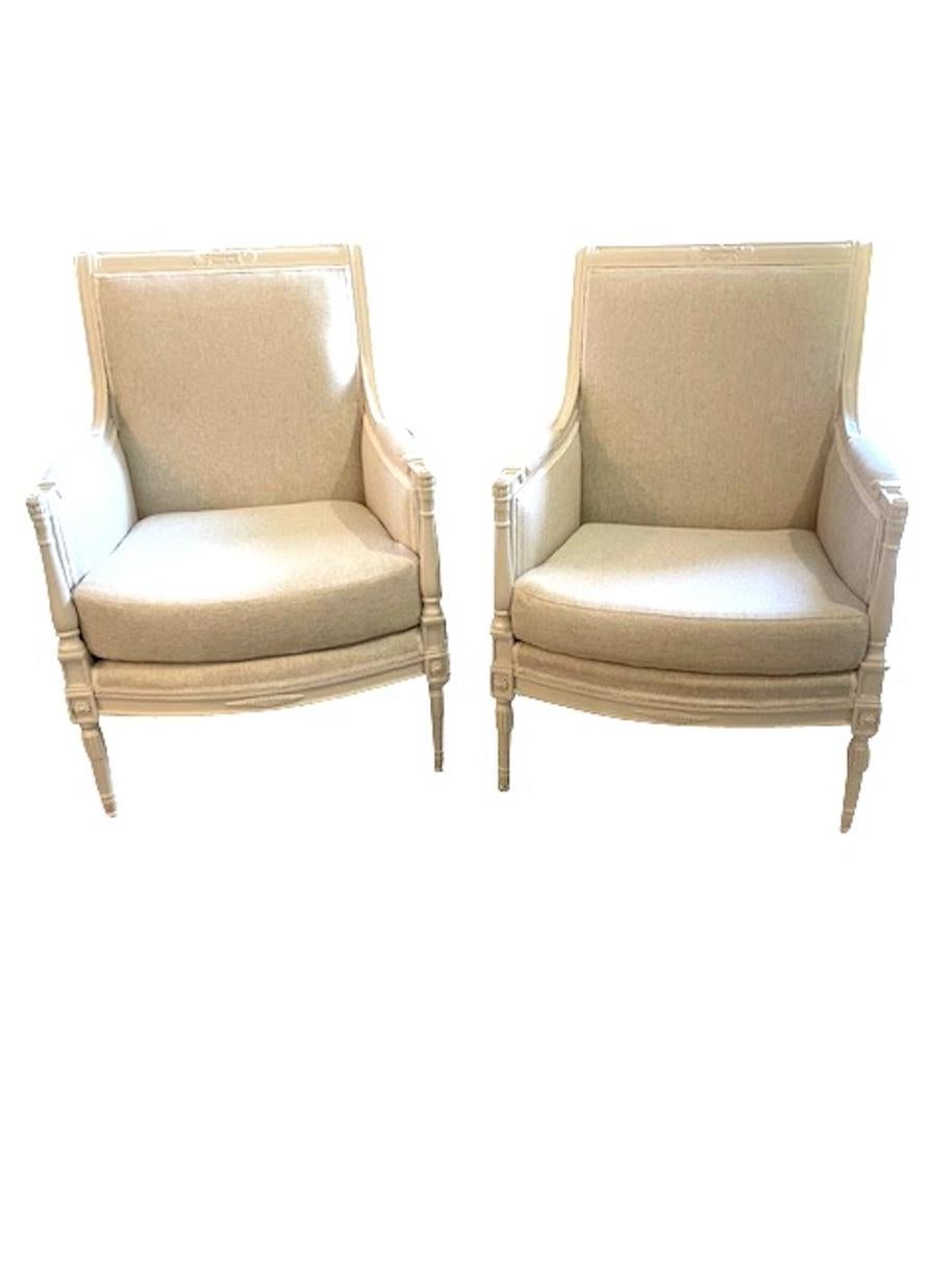 Coppia di poltrone bergere in stile Direttorio Luigi XVI con struttura in legno dipinto di bianco. Classico stile Luigi XVI con urne intagliate in stile neoclassico sulla cresta, decorazione a rosette, intagli fogliacei sulle gambe e gambe con