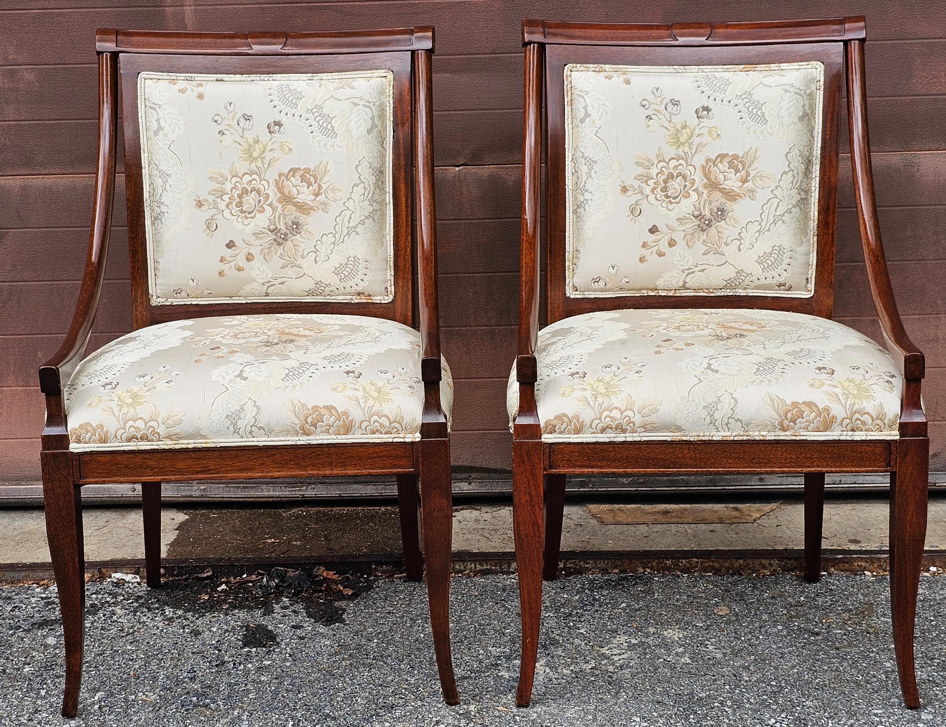 Paire de fauteuils tapissés de brocart de soie à motifs floraux en acajou de style Directoire en vente 3