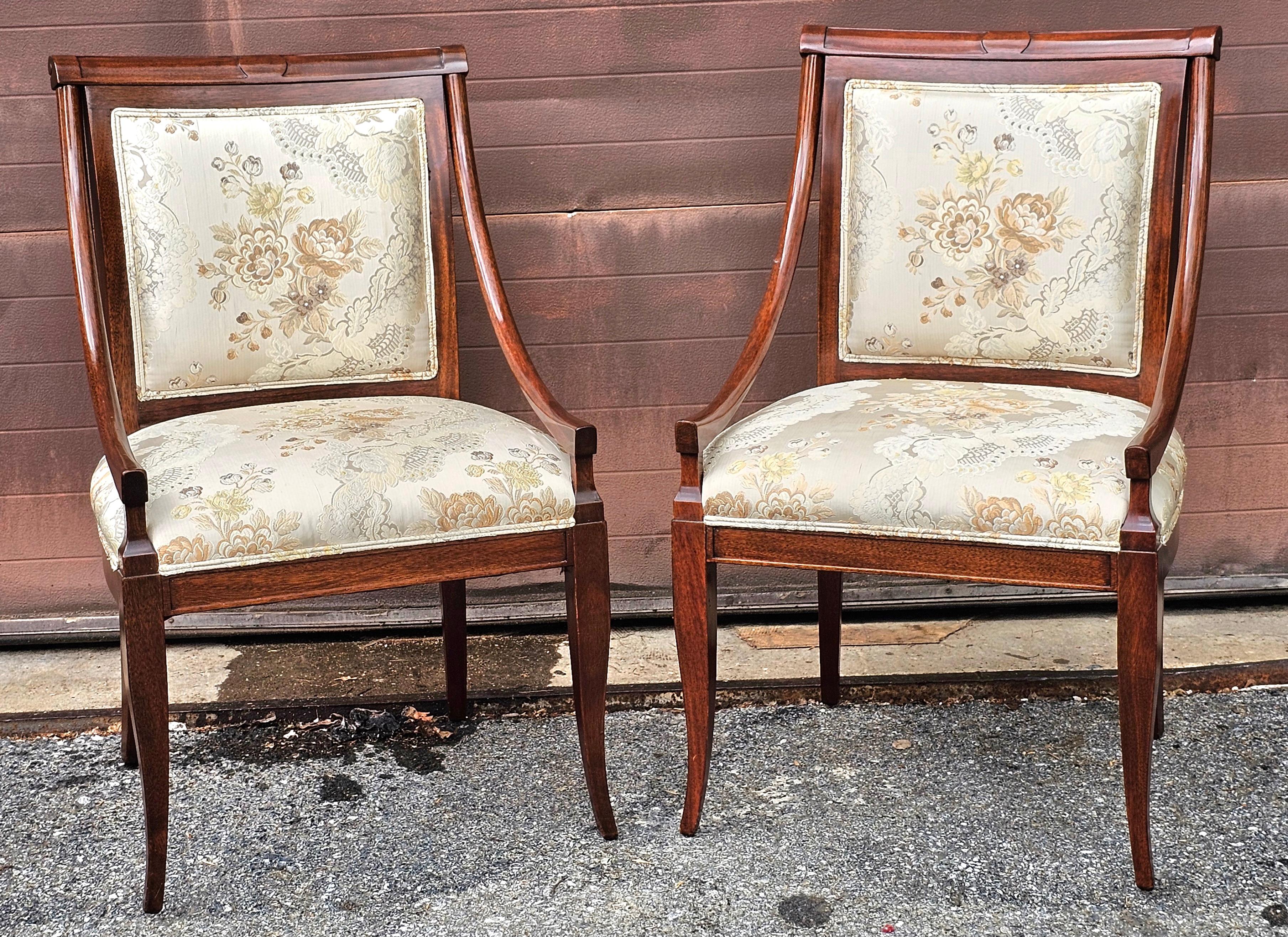 Paire de fauteuils tapissés de brocart de soie à motifs floraux en acajou de style Directoire en vente 4