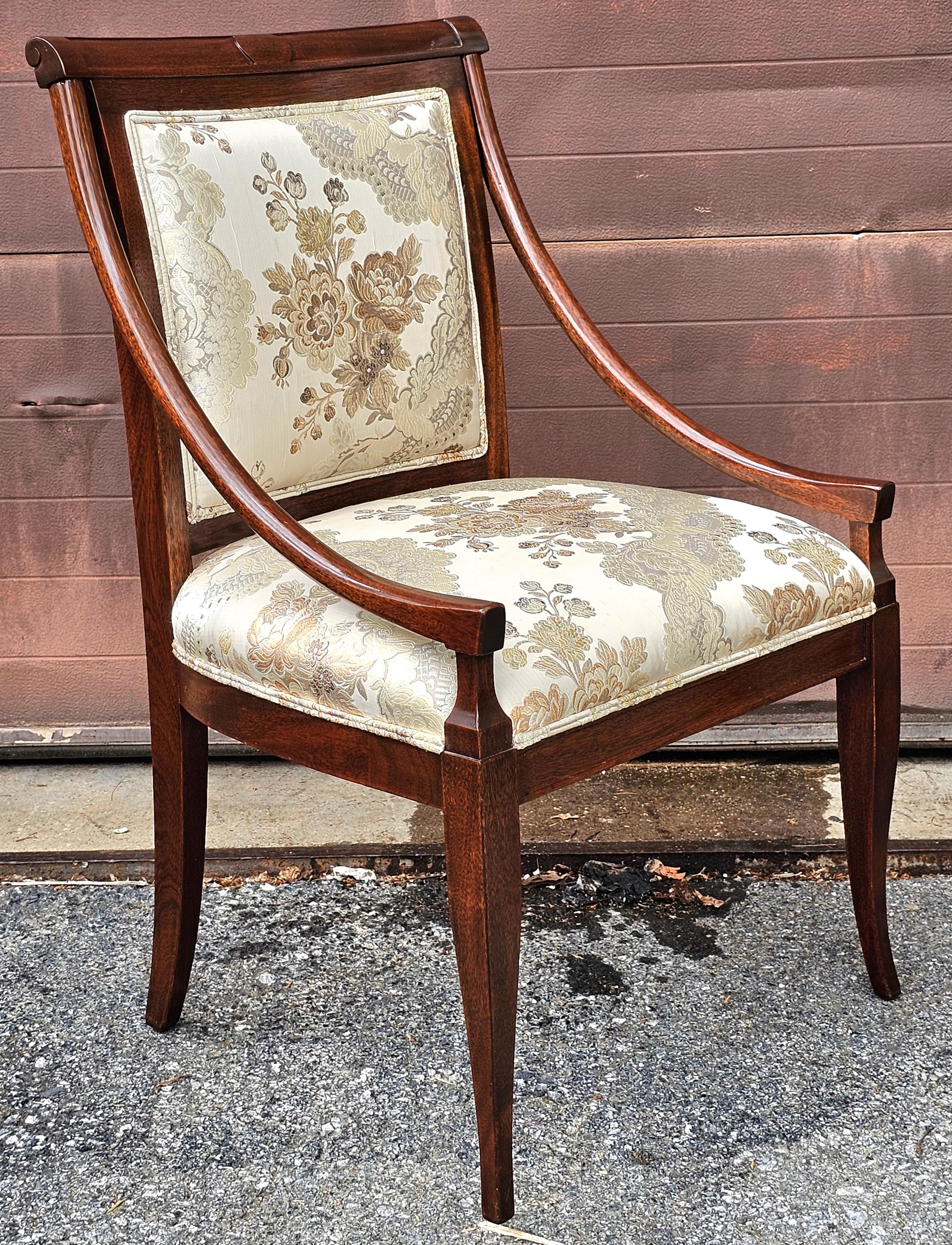 Paire de fauteuils tapissés de brocart de soie à motifs floraux en acajou de style Directoire en vente 5