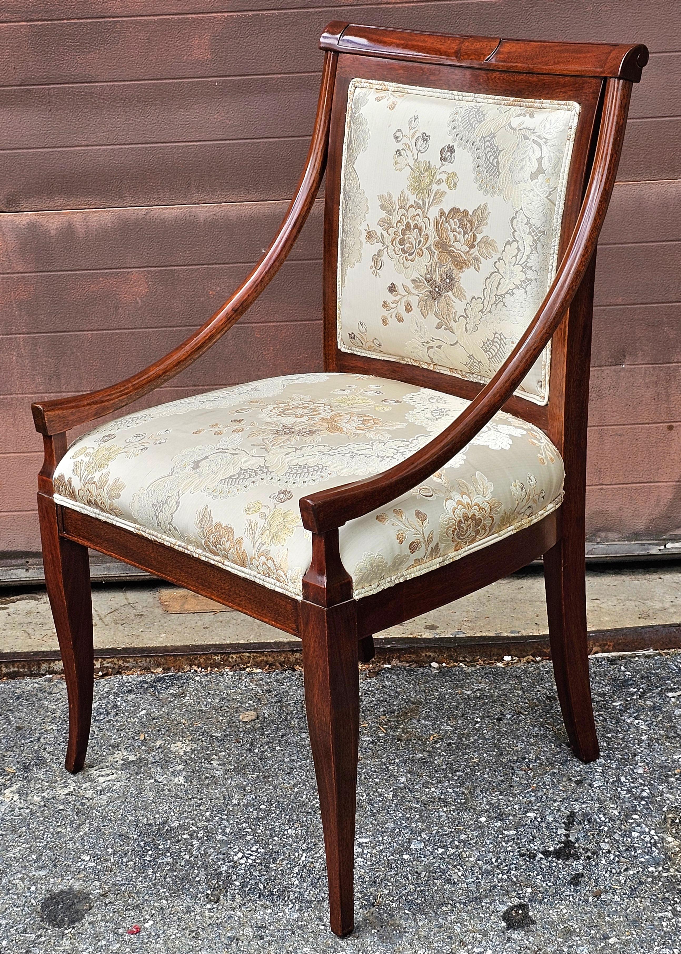 Paire de fauteuils tapissés de brocart de soie à motifs floraux en acajou de style Directoire en vente 6