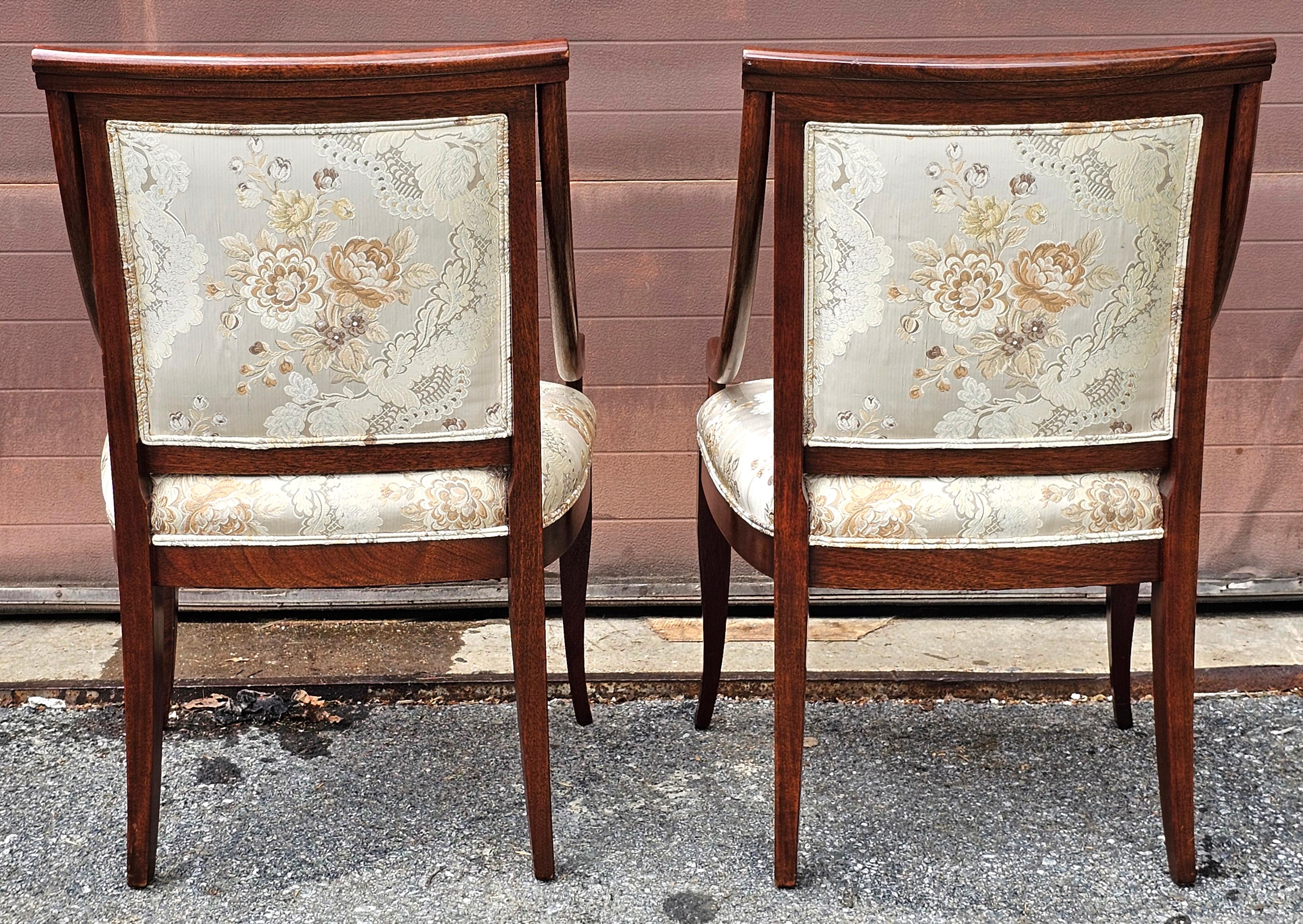Paire de fauteuils tapissés de brocart de soie à motifs floraux en acajou de style Directoire en vente 7