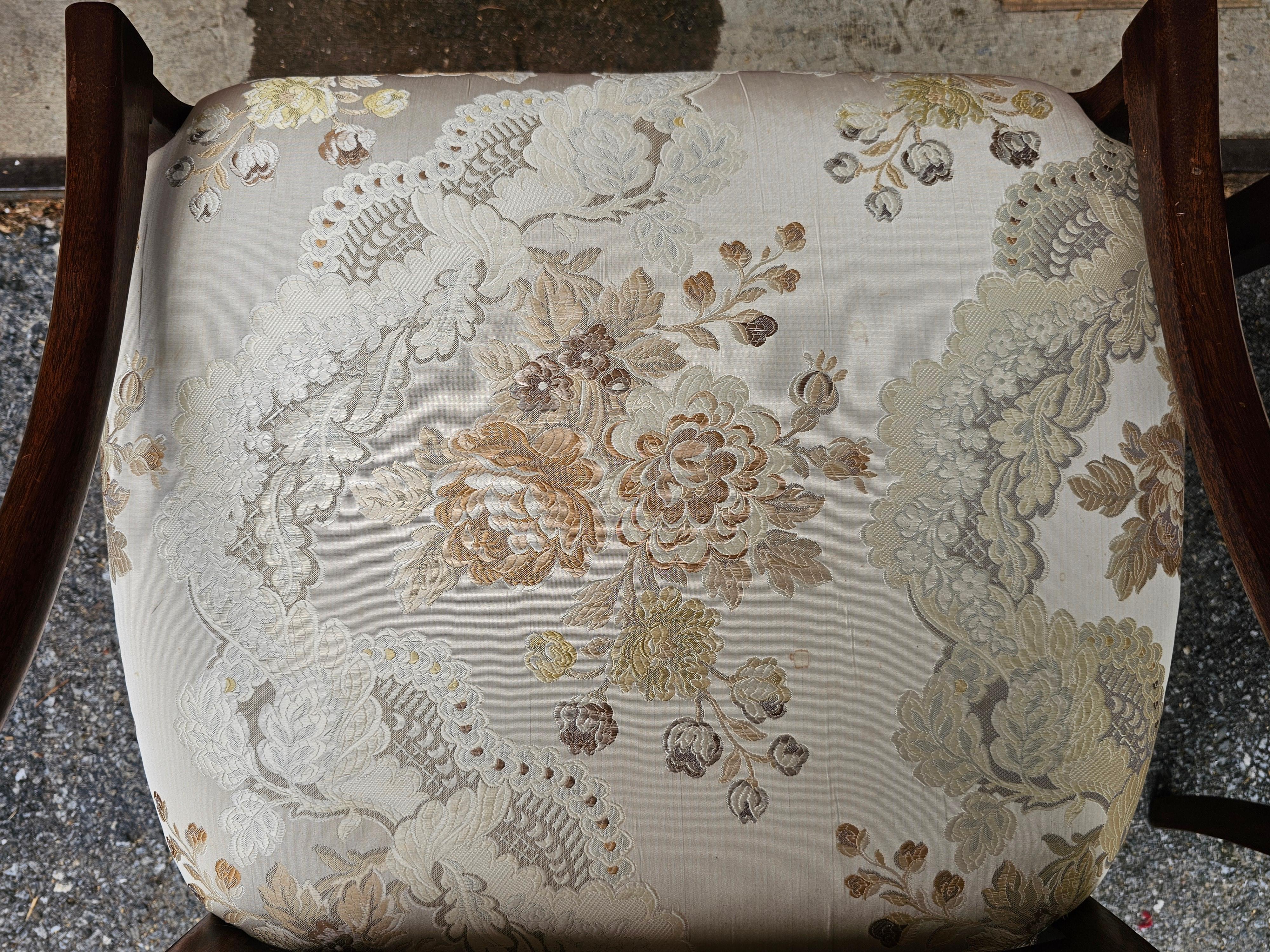 Paire de fauteuils tapissés de brocart de soie à motifs floraux en acajou de style Directoire en vente 8