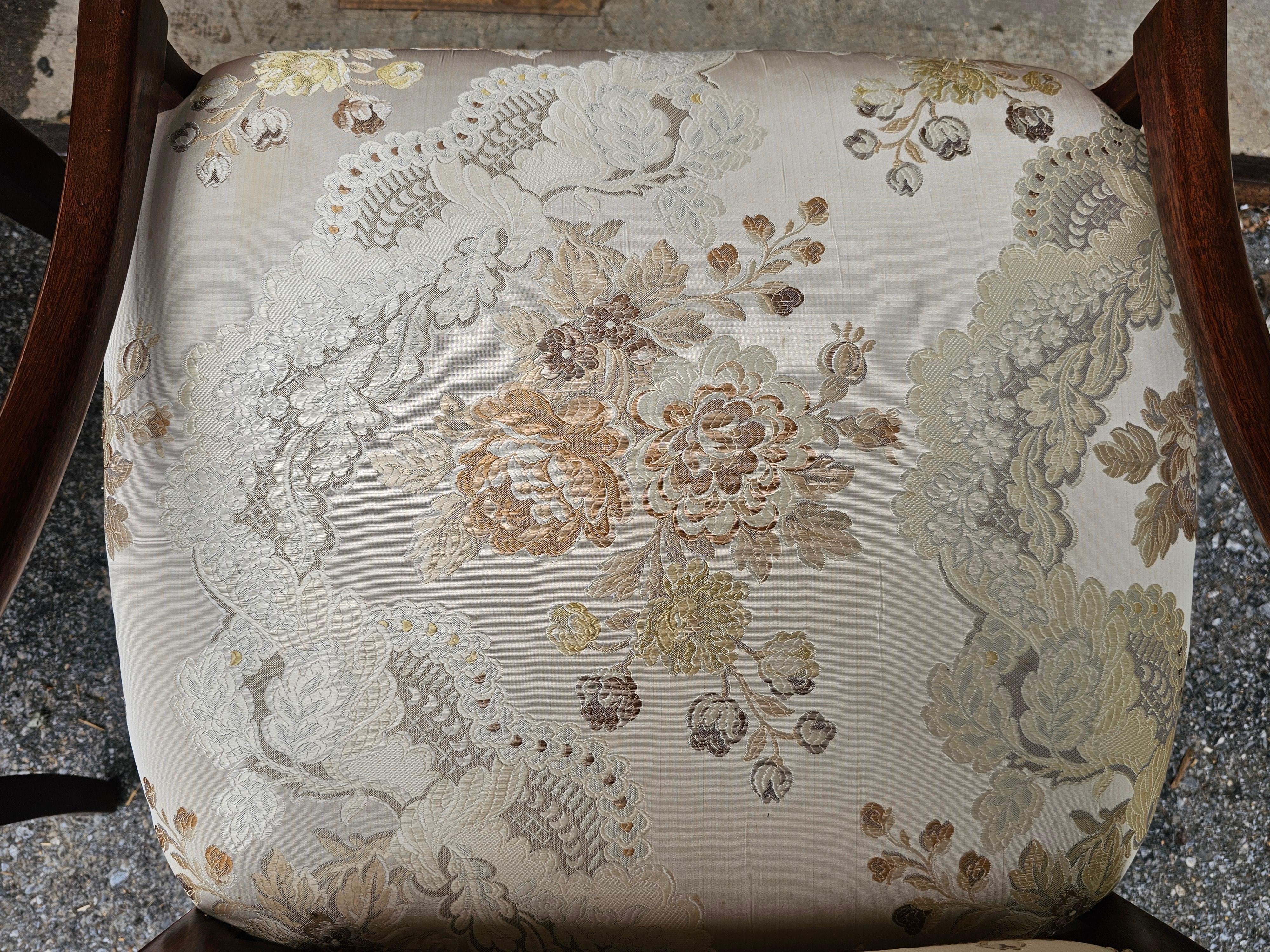 Paire de fauteuils tapissés de brocart de soie à motifs floraux en acajou de style Directoire en vente 9