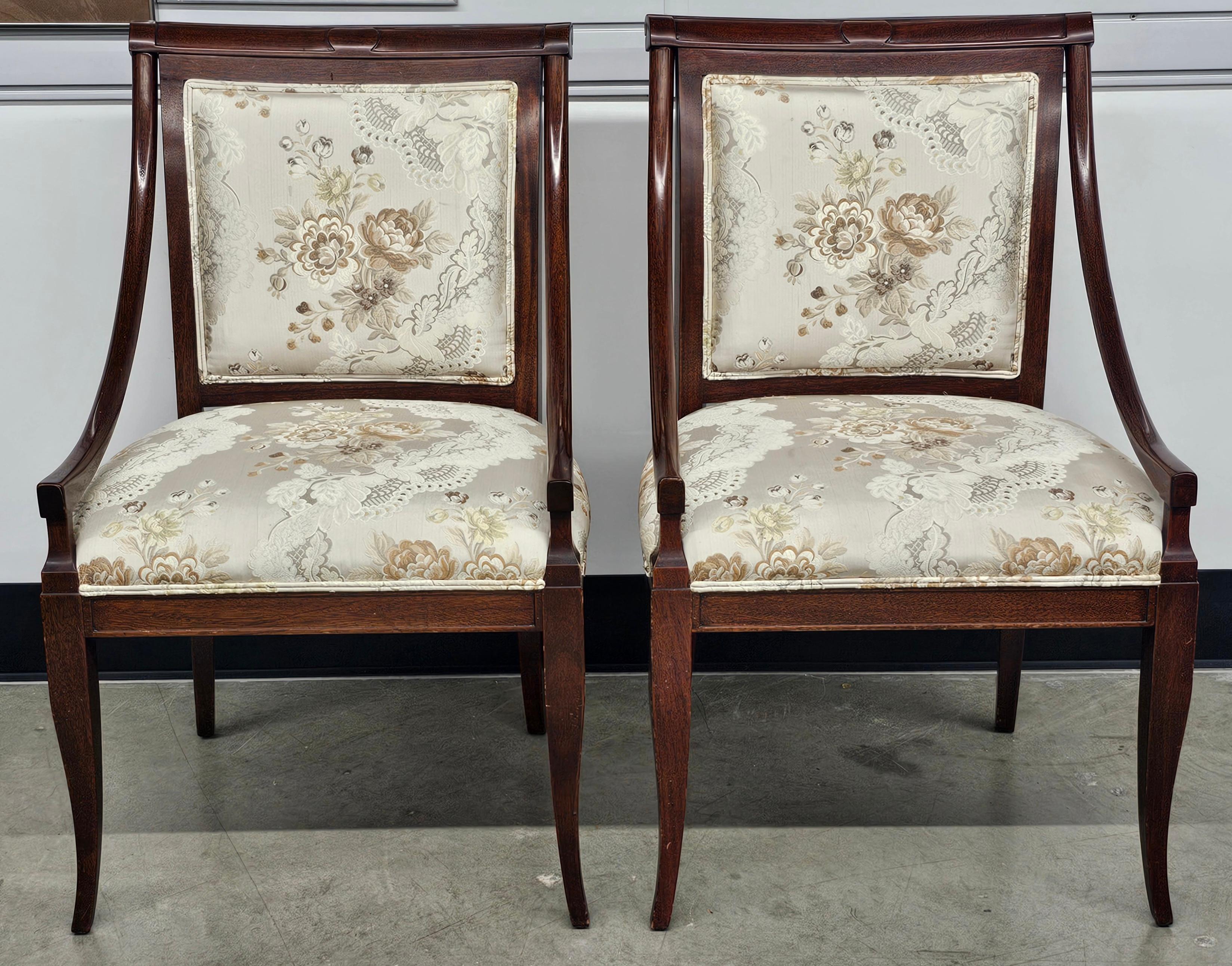 Paire de fauteuils en acajou tapissés de soie et de brocart floral de style Directoire
Mesure 23