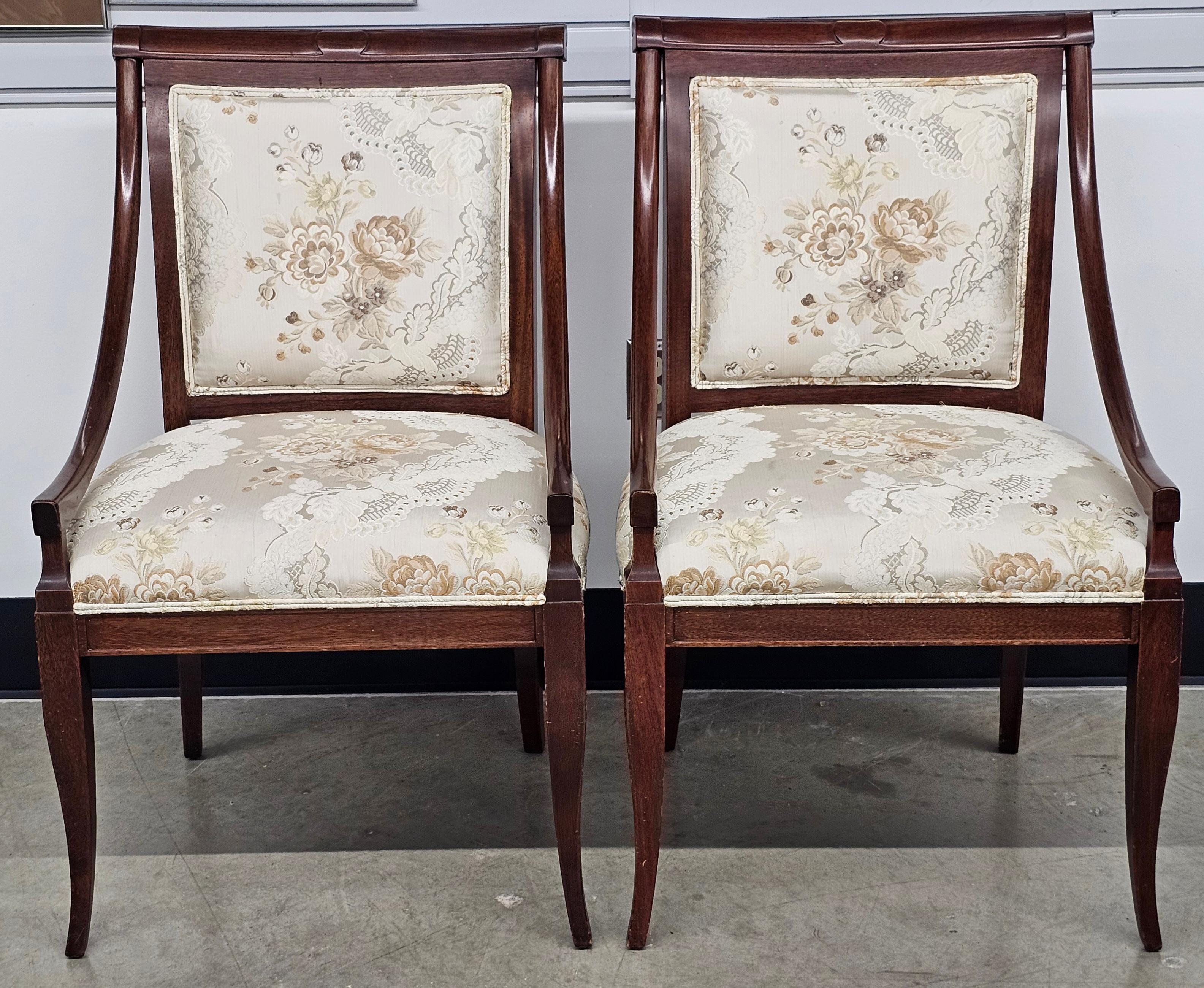 Américain Paire de fauteuils tapissés de brocart de soie à motifs floraux en acajou de style Directoire en vente