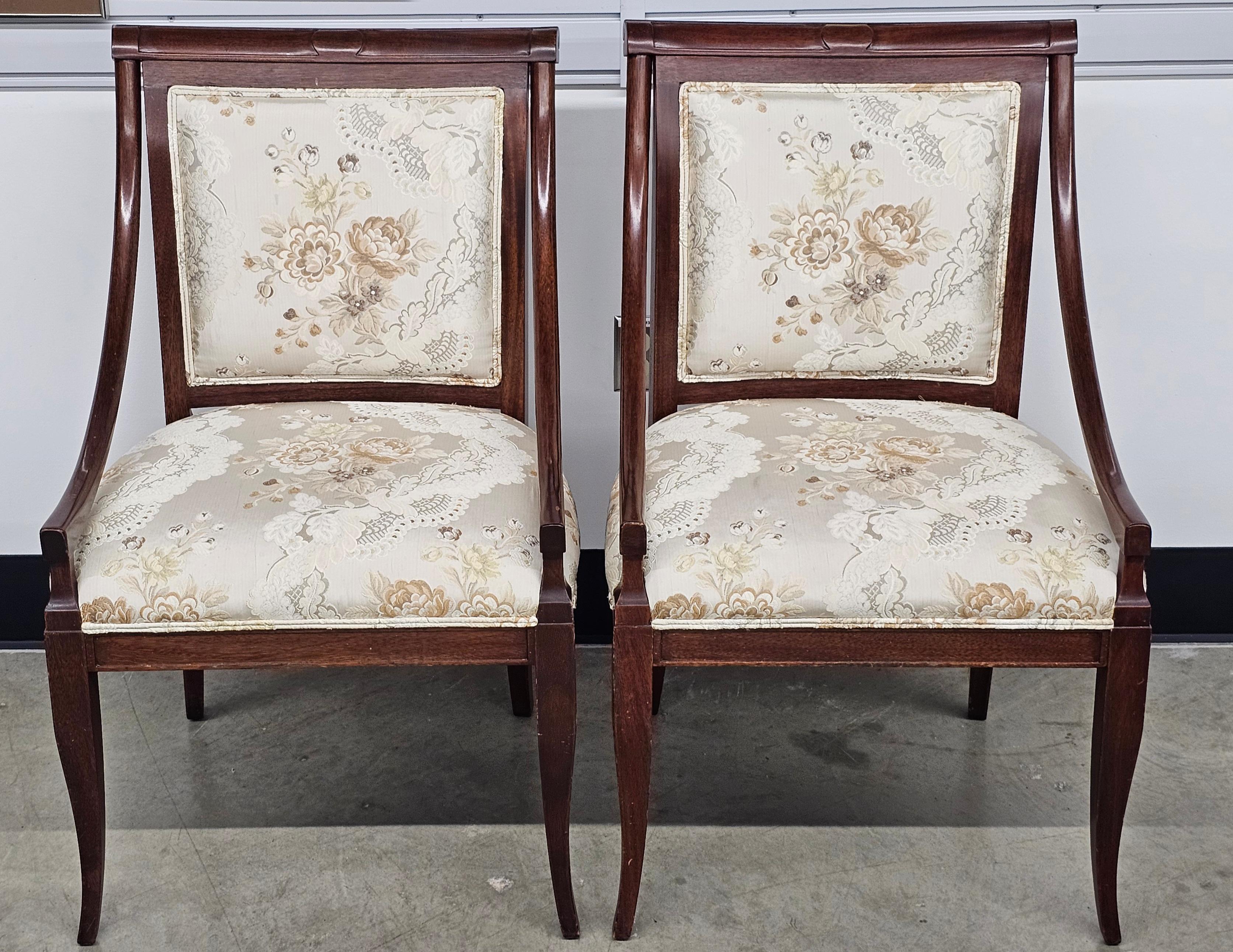 Autre Paire de fauteuils tapissés de brocart de soie à motifs floraux en acajou de style Directoire en vente