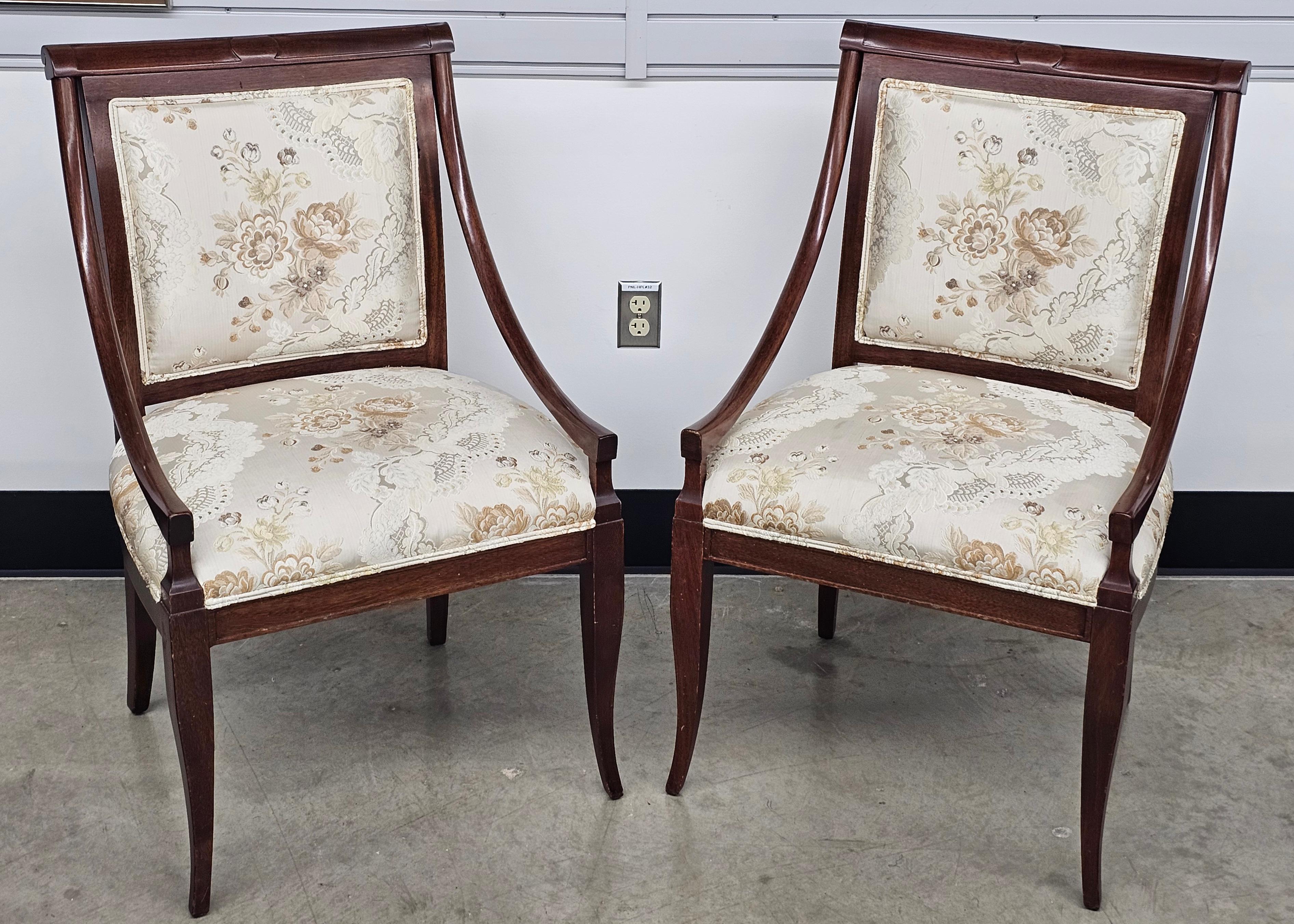 Paire de fauteuils tapissés de brocart de soie à motifs floraux en acajou de style Directoire Bon état - En vente à Germantown, MD