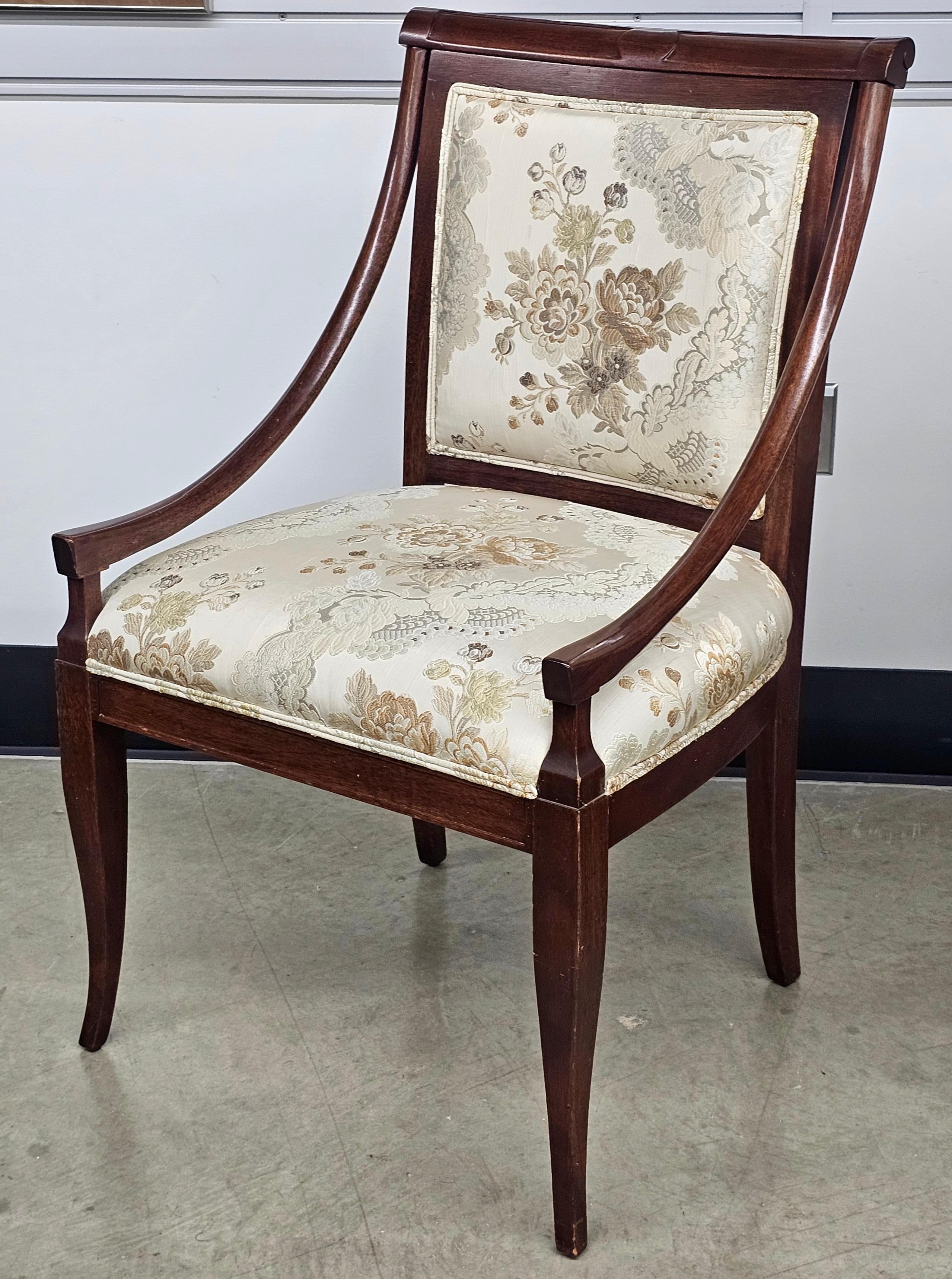 20ième siècle Paire de fauteuils tapissés de brocart de soie à motifs floraux en acajou de style Directoire en vente