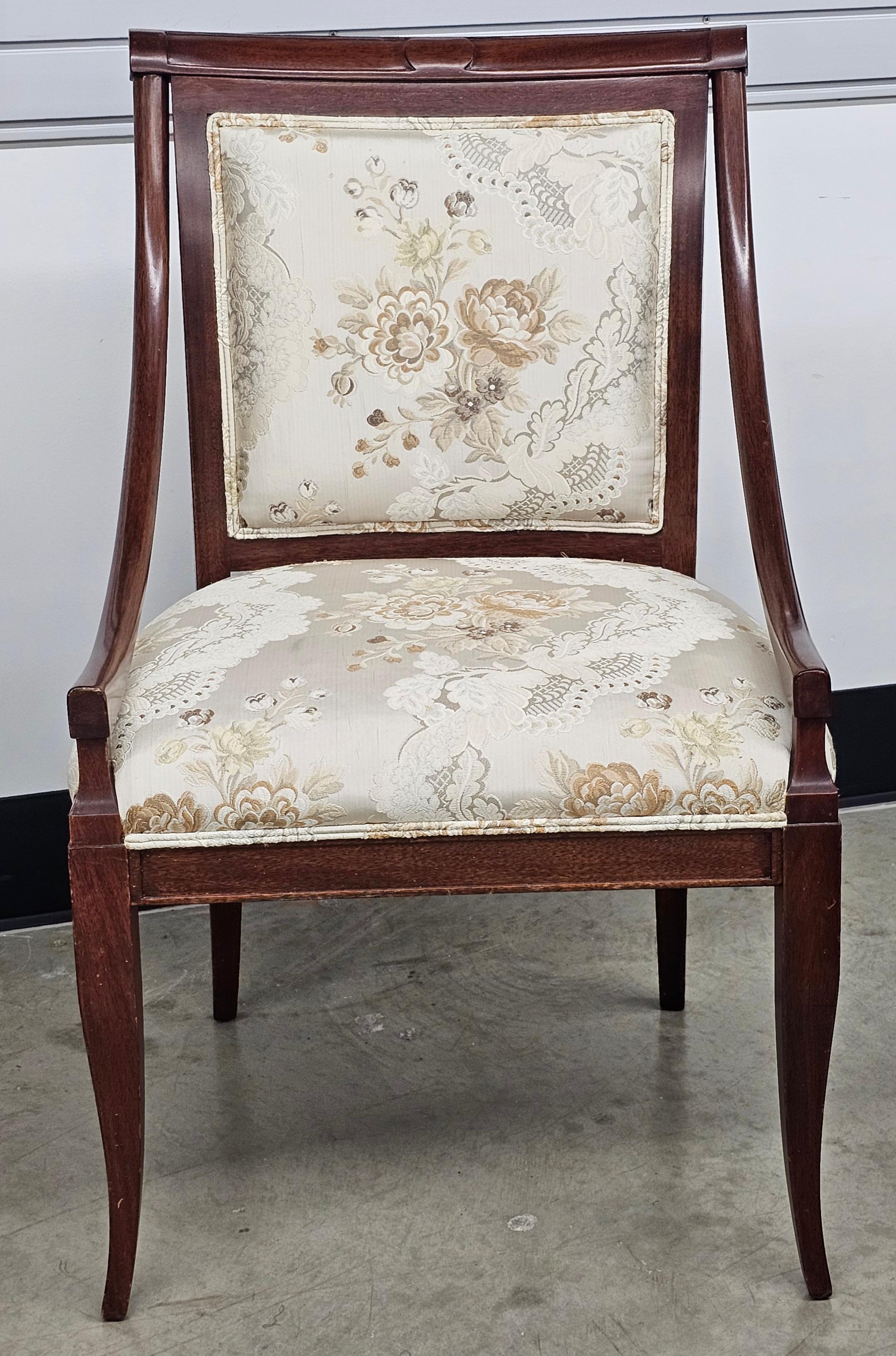 Acajou Paire de fauteuils tapissés de brocart de soie à motifs floraux en acajou de style Directoire en vente
