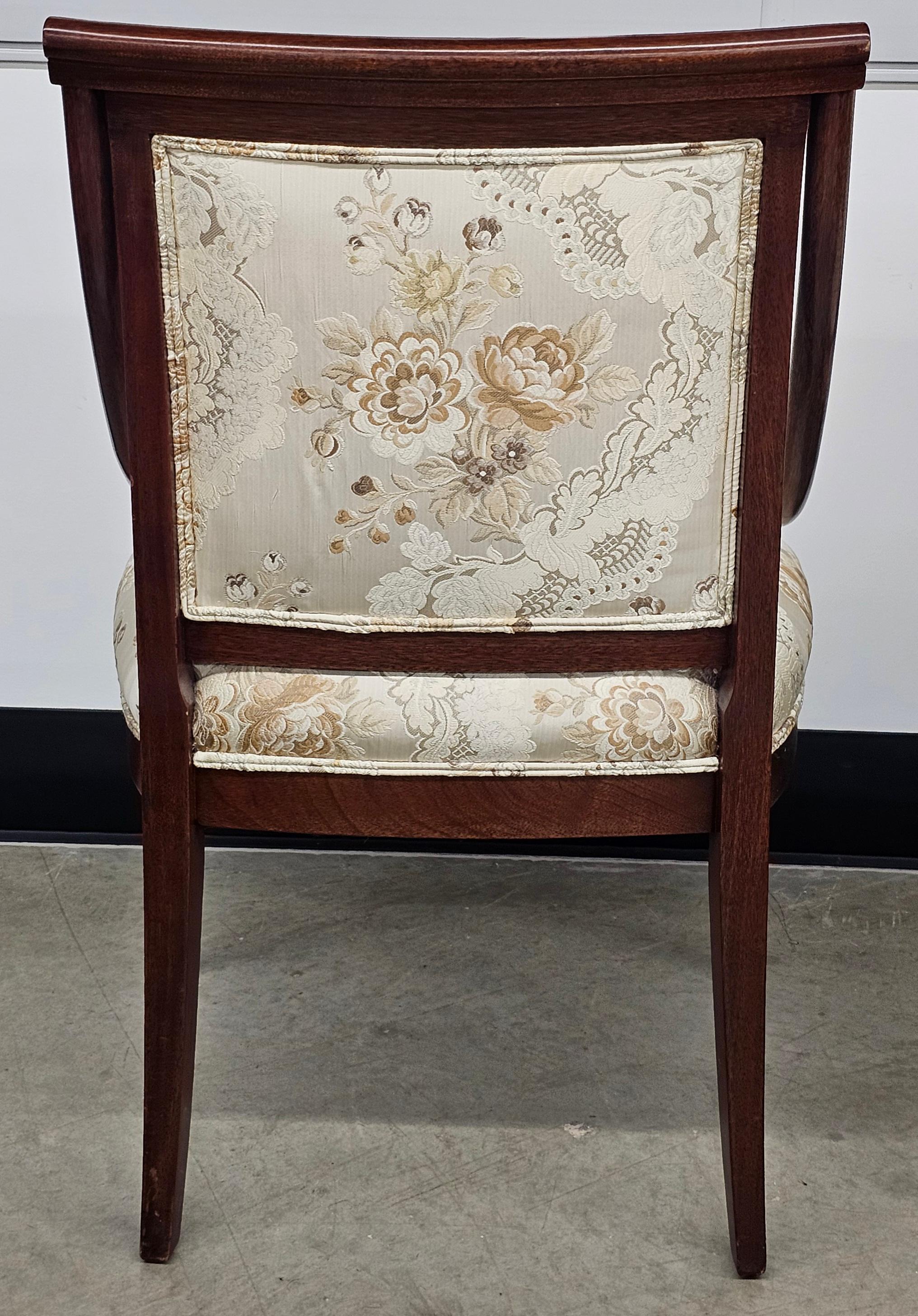 Paire de fauteuils tapissés de brocart de soie à motifs floraux en acajou de style Directoire en vente 1