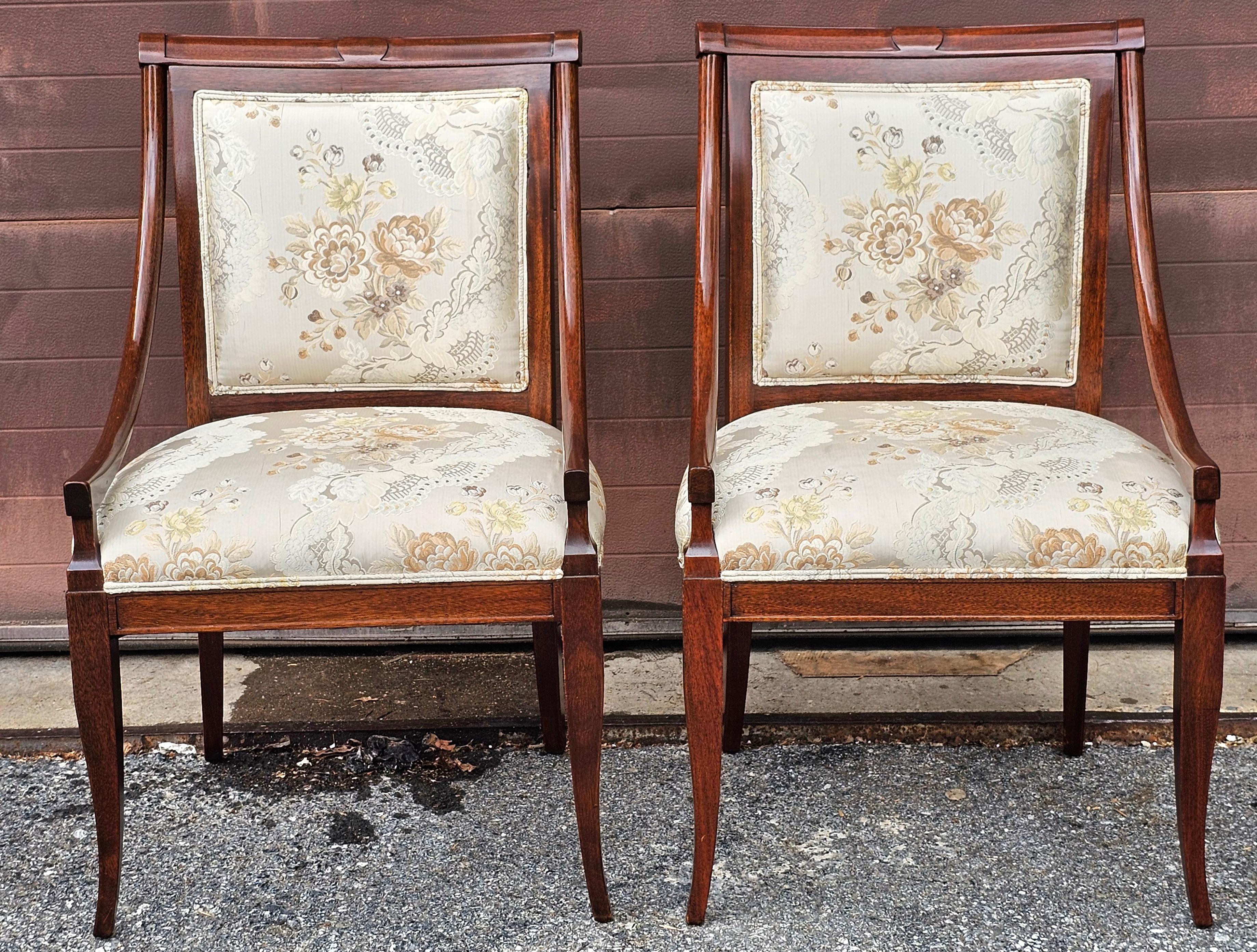 Paire de fauteuils tapissés de brocart de soie à motifs floraux en acajou de style Directoire en vente 2