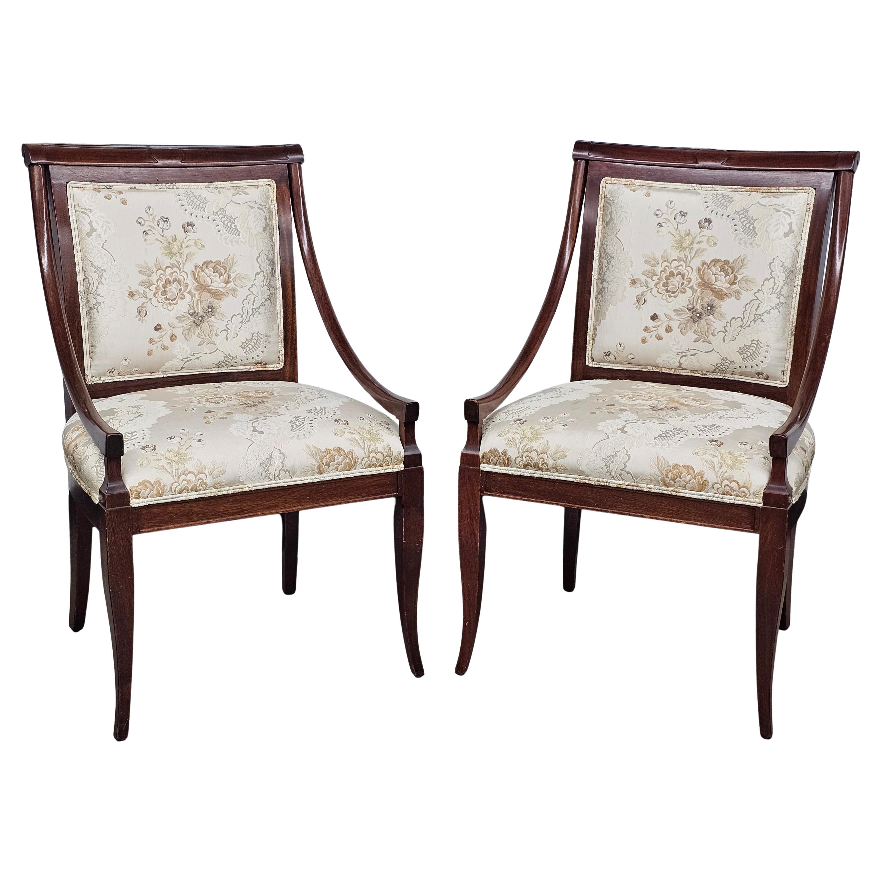 Paire de fauteuils tapissés de brocart de soie à motifs floraux en acajou de style Directoire