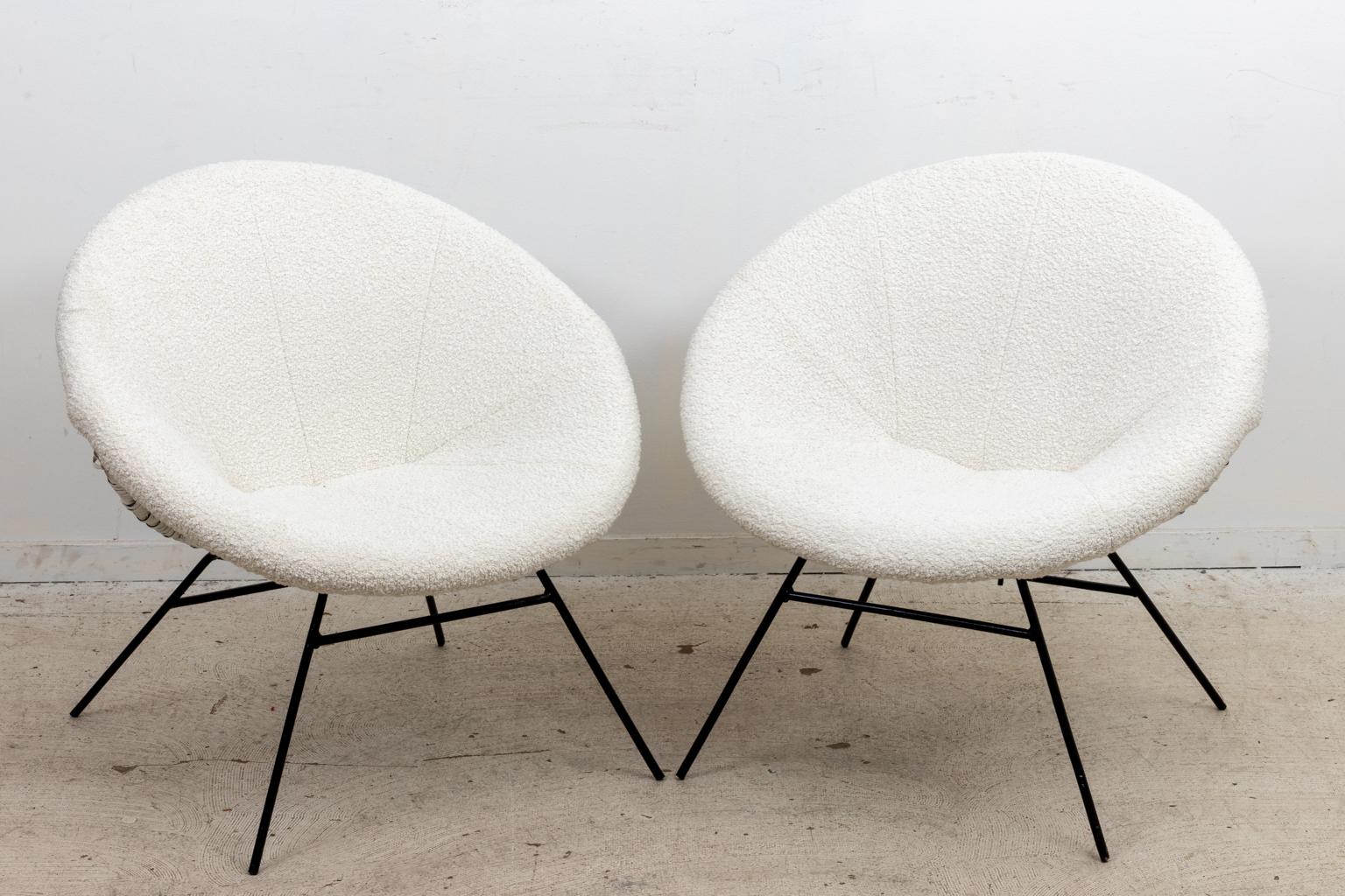 Mid-Century Modern Pair of Disc Chairs For Sale