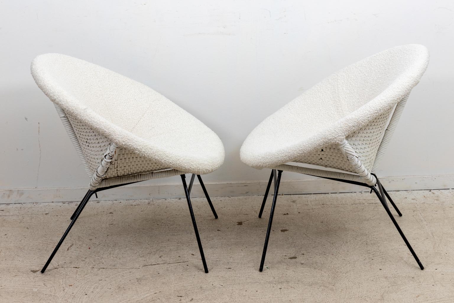 Pair of Disc Chairs In Good Condition For Sale In Stamford, CT