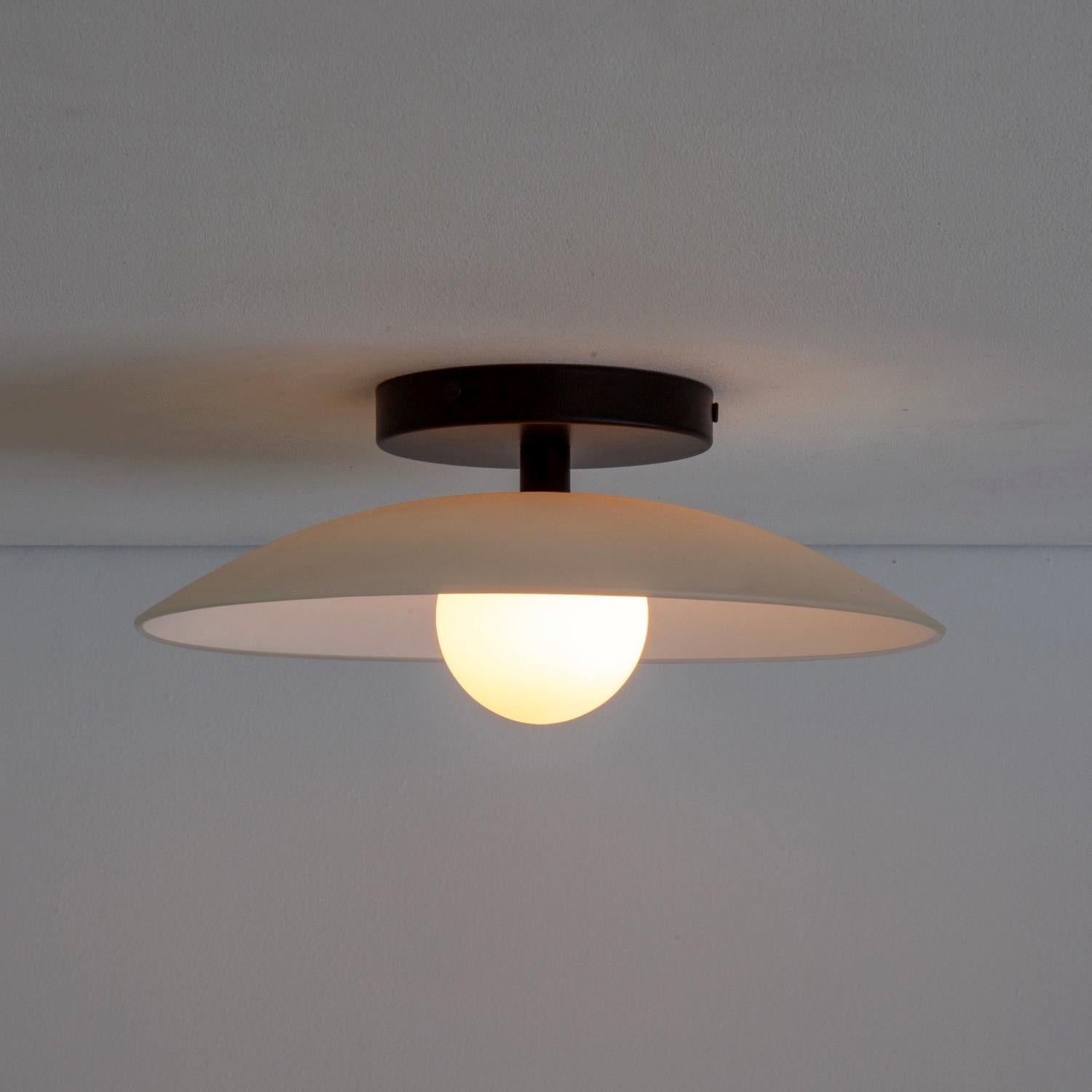 Paire d'affleurants en forme de coupelle, par RESEARCH Lighting, noir, verre 3po, fait sur commande en vente 1