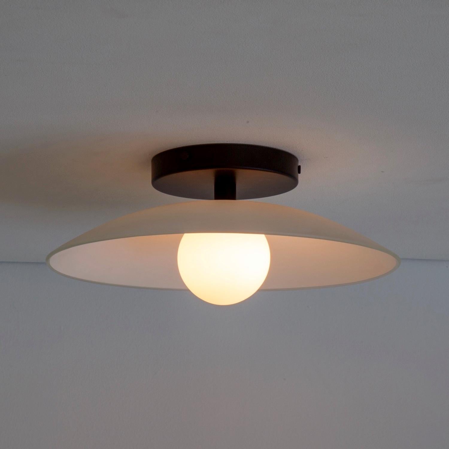 Paire d'affleurants en forme de coupelle, par RESEARCH Lighting, noir, verre 3po, fait sur commande en vente 2