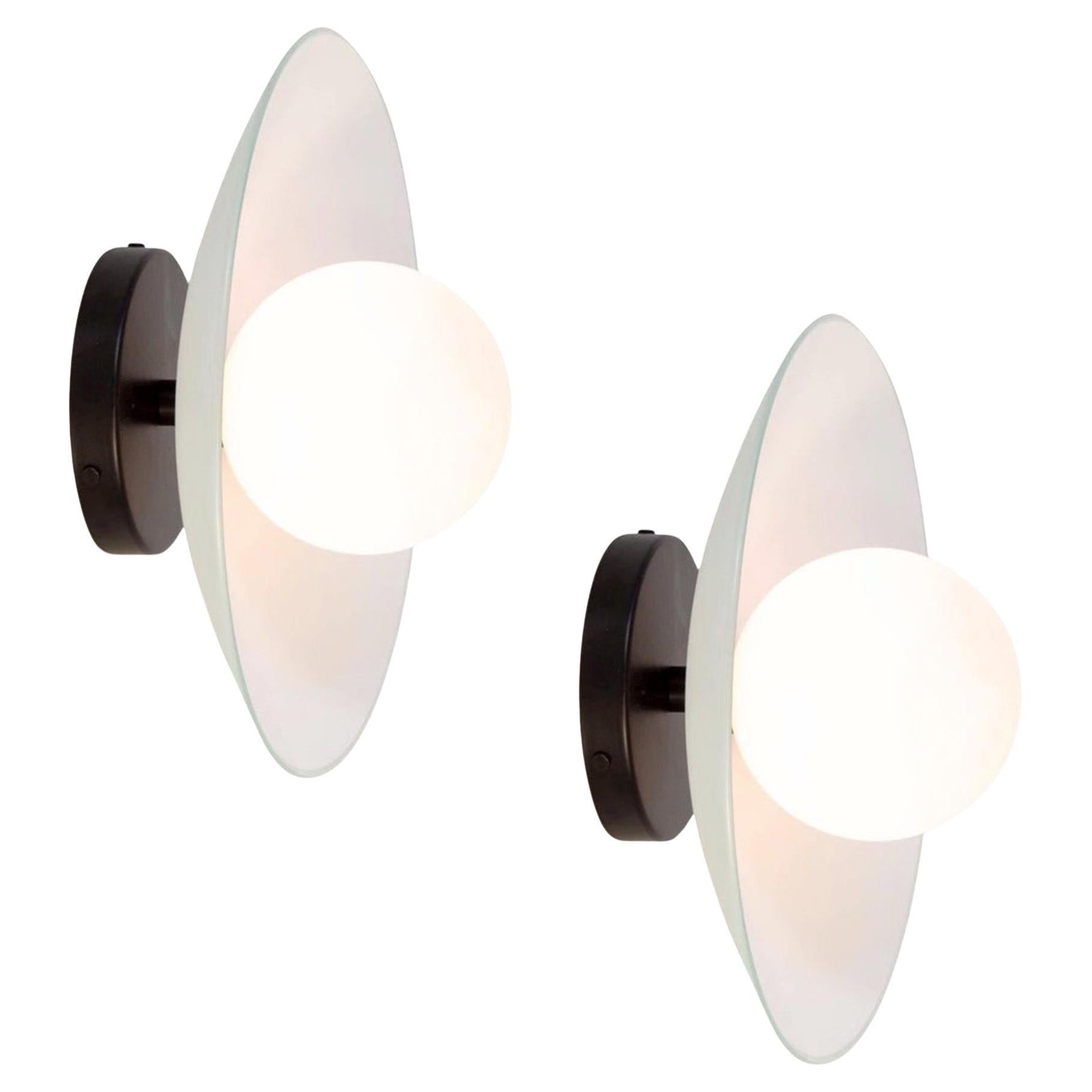 Paire d'appliques murales en forme de coupelle, par RESEARCH Lighting, noir, verre de 5 po, faites sur commande