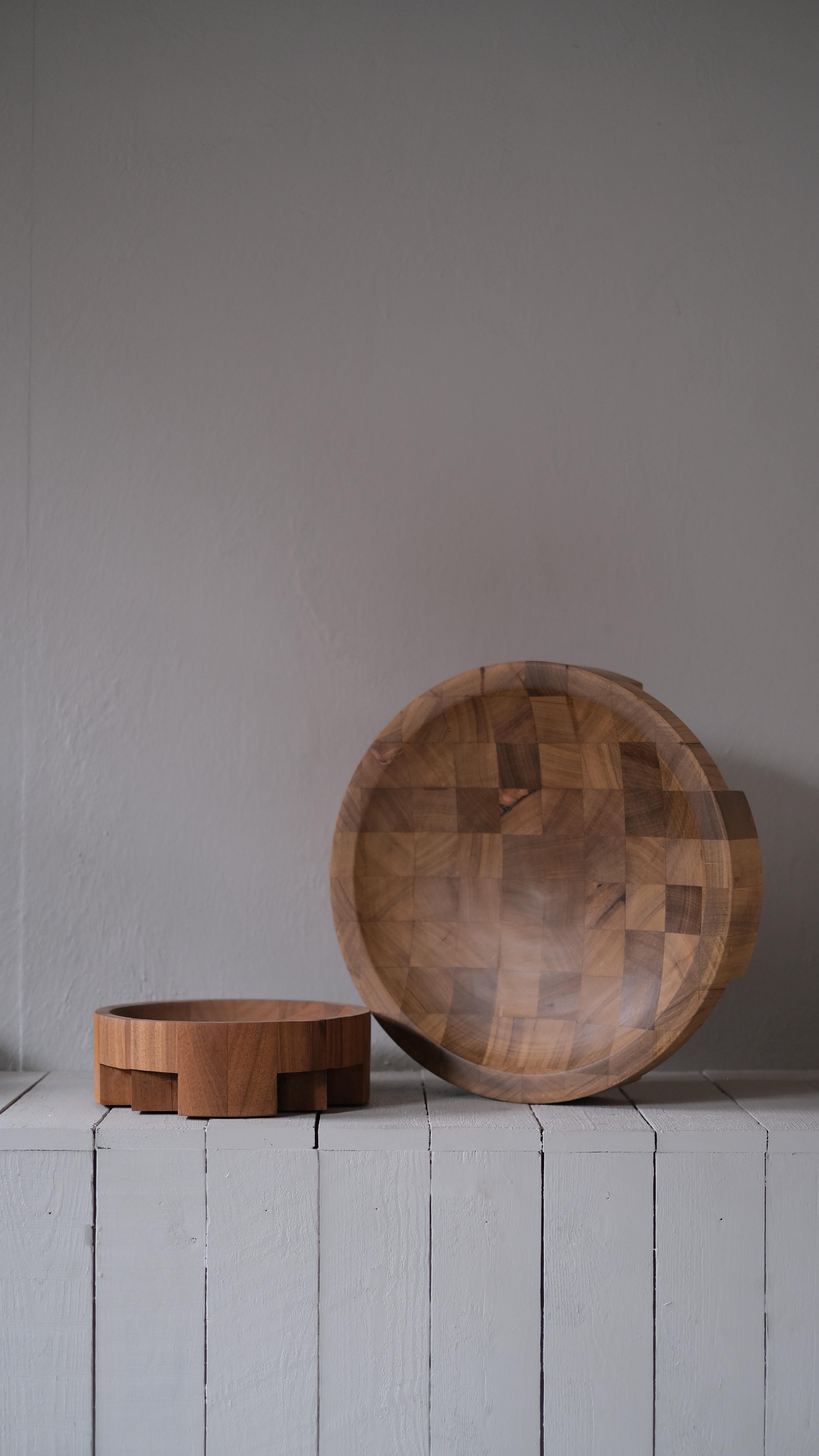 Pair of disk trays - African walnut - Signed by Arno Declercq
Made in African walnut, sanded and finished with varnish
Measures: Large 43 cm wide x 43 cm long x 9 cm high / 17” wide x 17” long x 3.5” high
Small 27 cm wide x 27 cm long x 9 cm high