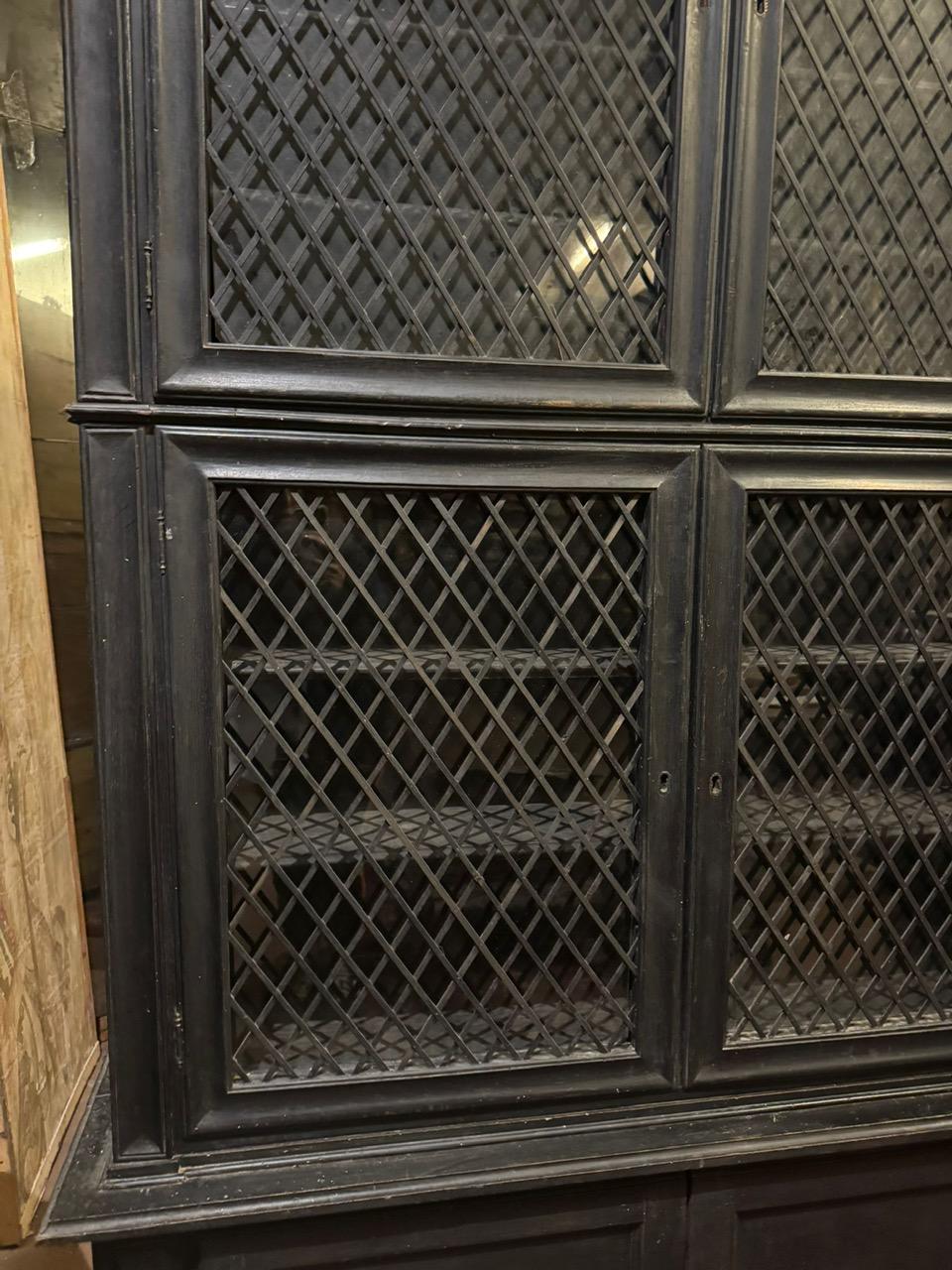 Pair of display cabinets in black lacquered wood with mesh glass, Italy For Sale 3