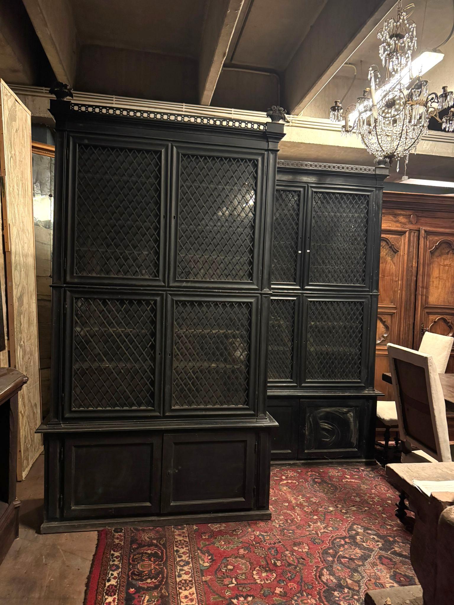 Pair of display cabinets in black lacquered wood with mesh glass, Italy In Good Condition For Sale In Cuneo, Italy (CN)