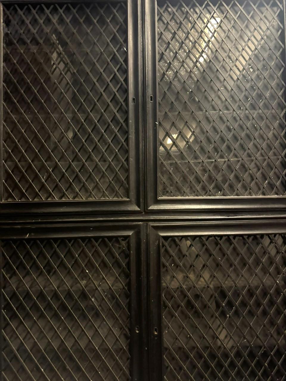 Pair of display cabinets in black lacquered wood with mesh glass, Italy For Sale 1