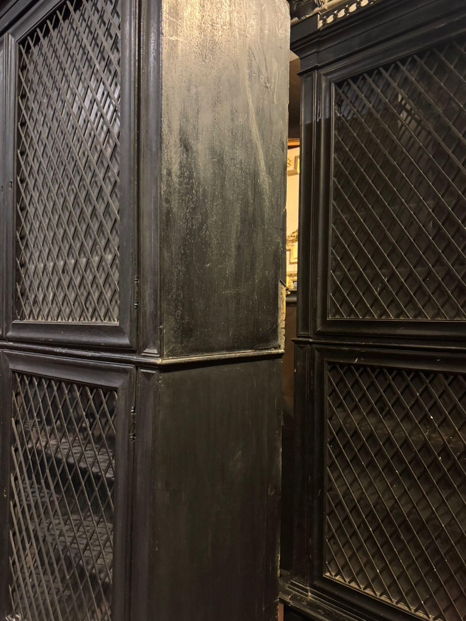 Pair of display cabinets in black lacquered wood with mesh glass, Italy For Sale 2