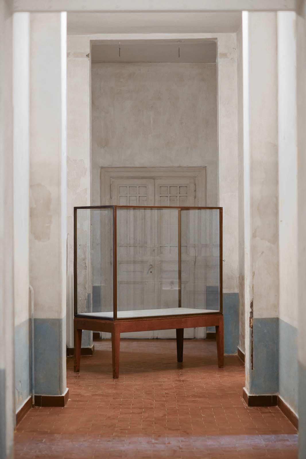Paire de vitrines, Italie 1930 - 40
Dimensions de la vitrine simple 154 L x 183 H x 77 P cm