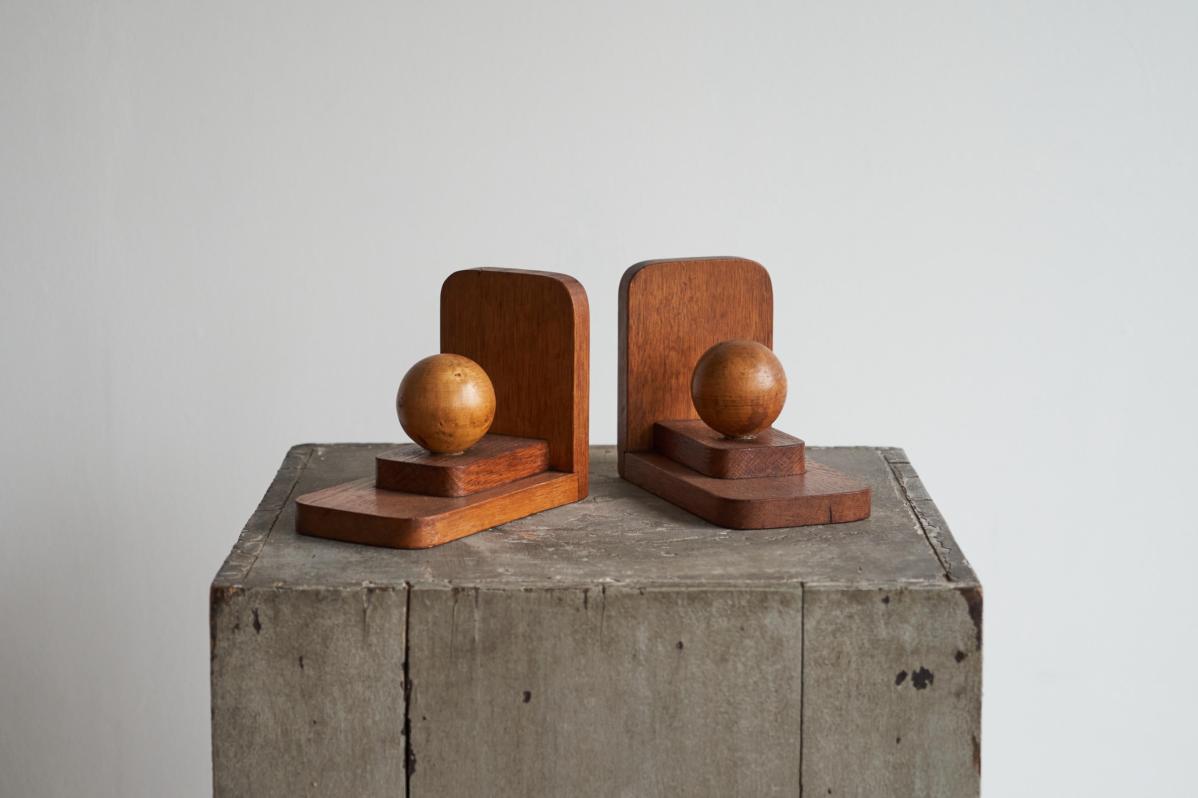 Paire de serre-livres Art Déco en Wood 1930

Voici une magnifique paire de serre-livres art déco. Conçus dans un style art déco très particulier, ils accueilleront vos livres avec beaucoup d'élégance.

Ils présentent un design agréable et subtil,