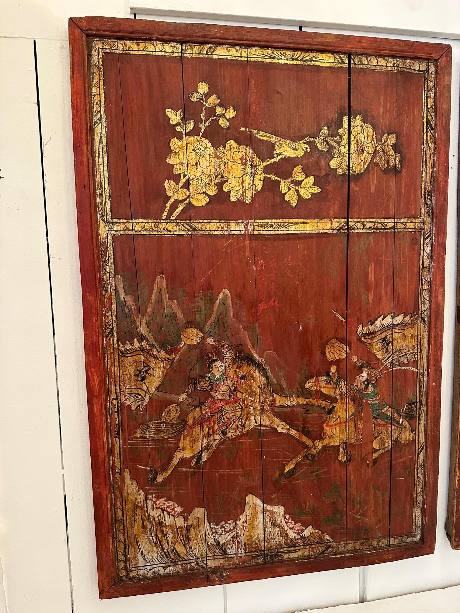 Paire de panneaux de bois chinois anciens en mauvais état peints à la main en vente 8