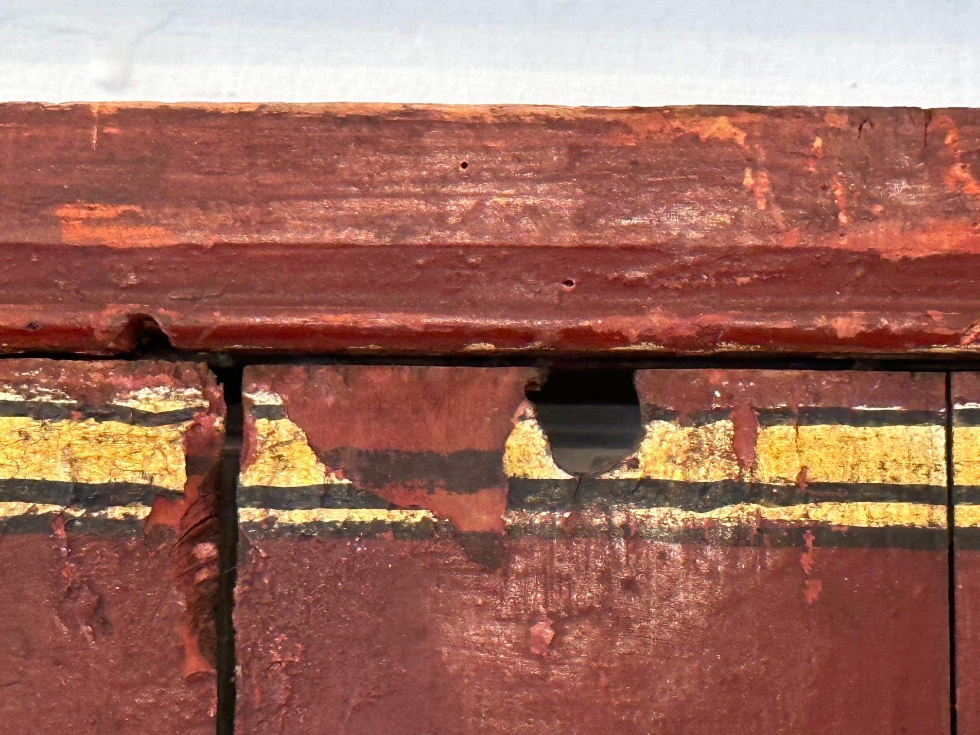Chinois Paire de panneaux de bois chinois anciens en mauvais état peints à la main en vente