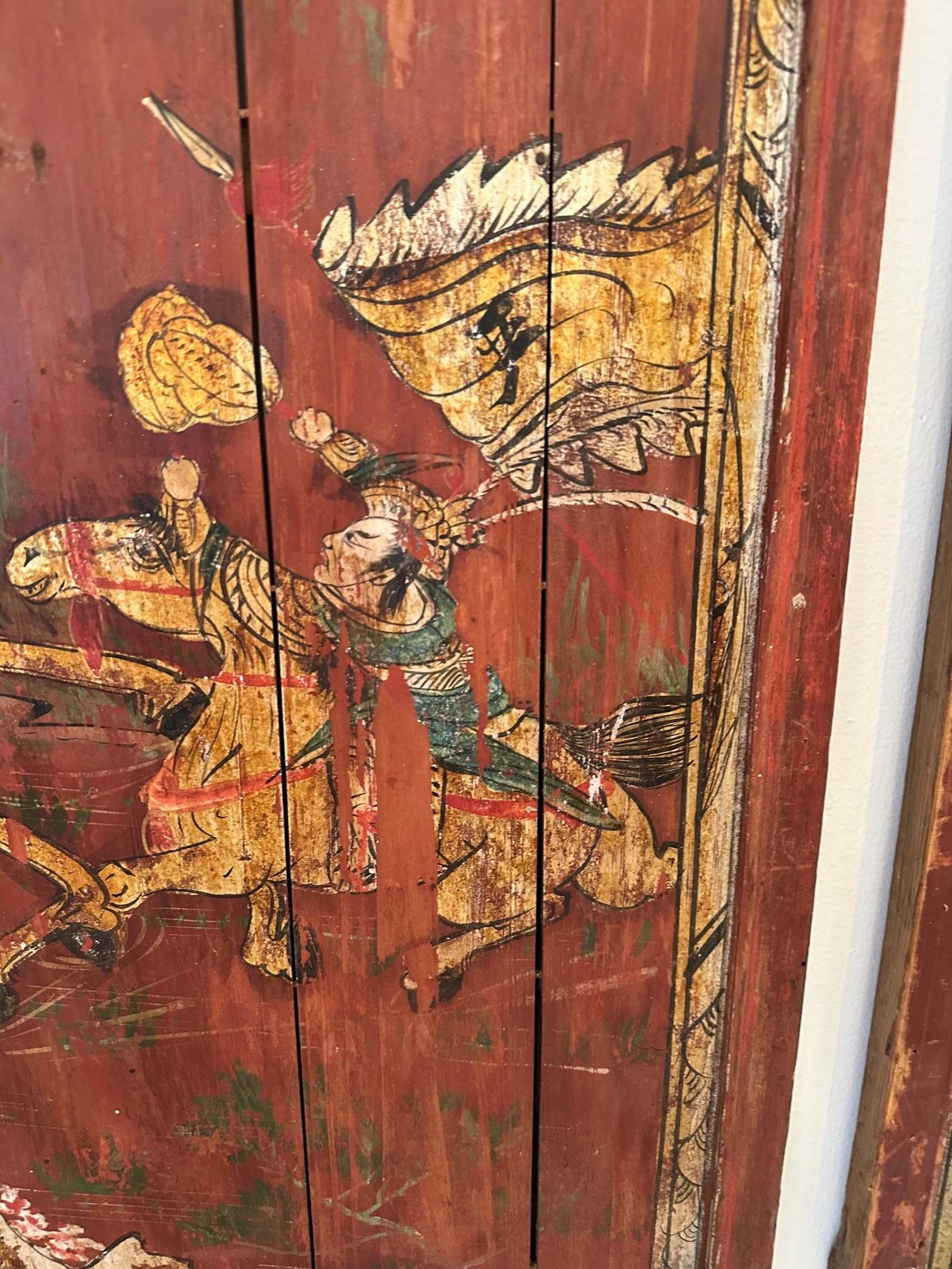 Paire de panneaux de bois chinois anciens en mauvais état peints à la main Abîmé - En vente à Hopewell, NJ