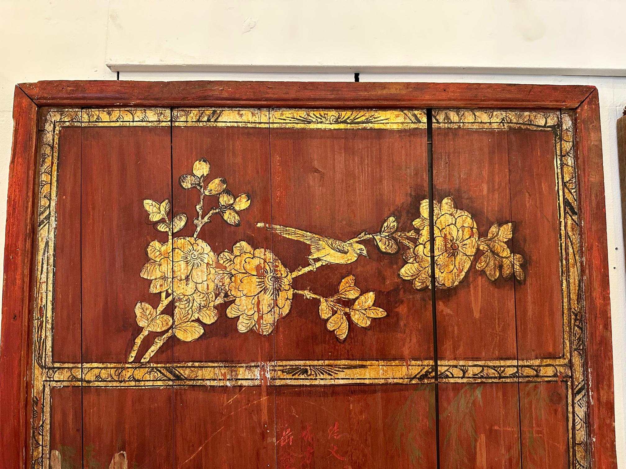 Paire de panneaux de bois chinois anciens en mauvais état peints à la main en vente 2