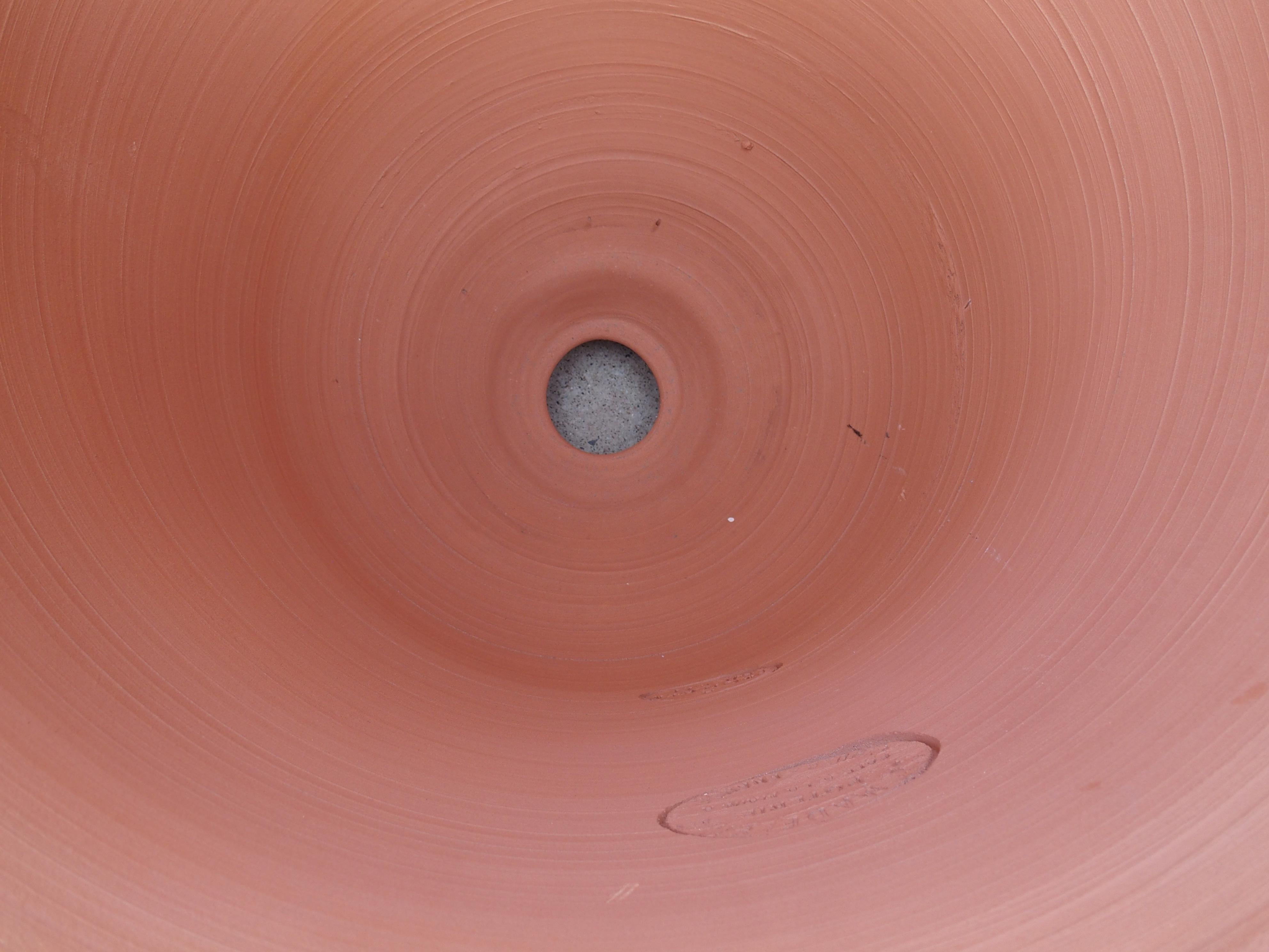 Paar handgefertigte französische Anduze-Töpfe in traditioneller Ausführung mit Gebrauchsspuren im Angebot 3