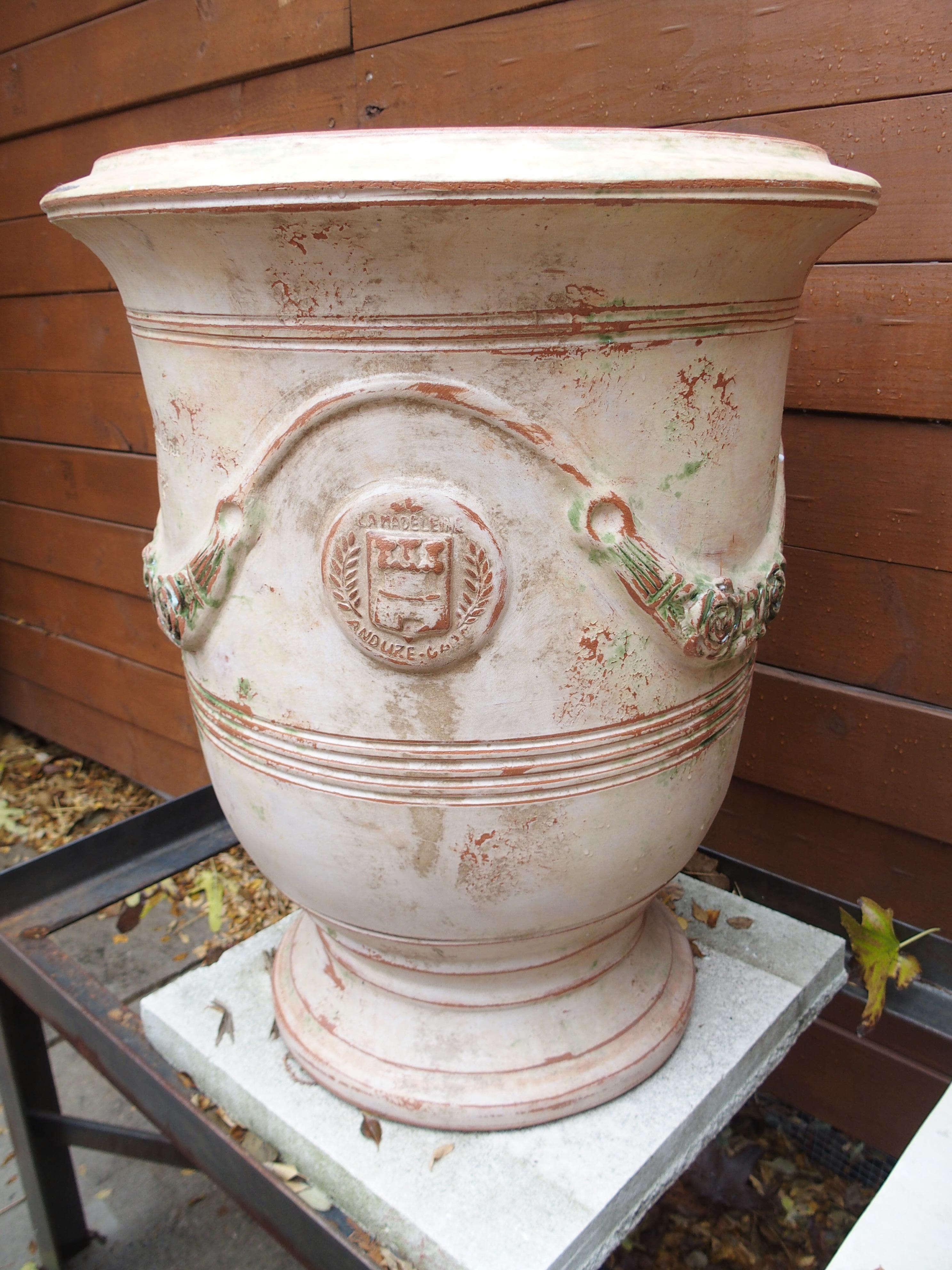 Paar handgefertigte französische Anduze-Töpfe in traditioneller Ausführung mit Gebrauchsspuren im Angebot 3