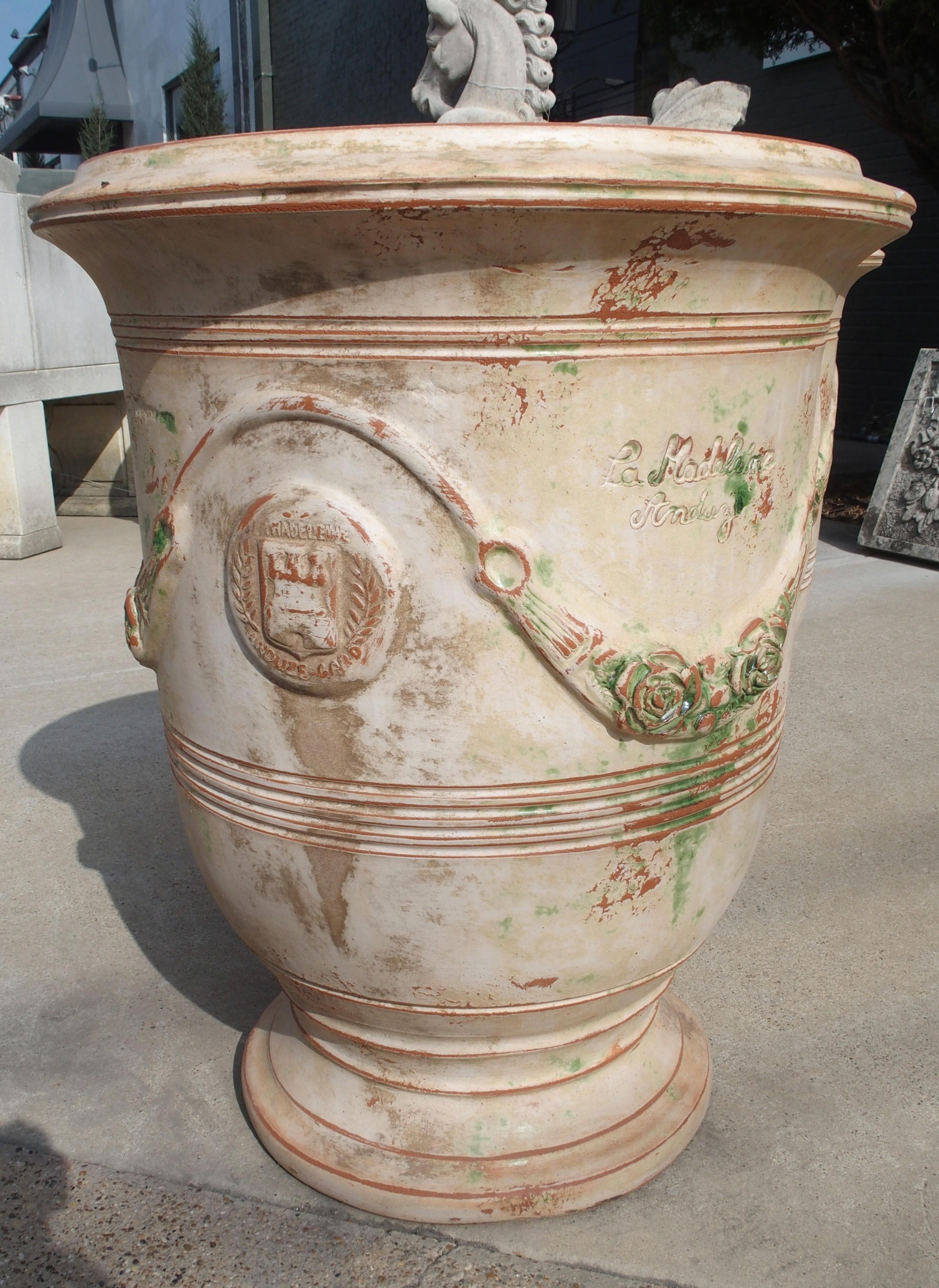 Paar handgefertigte französische Anduze-Töpfe in traditioneller Ausführung mit Gebrauchsspuren im Angebot 4