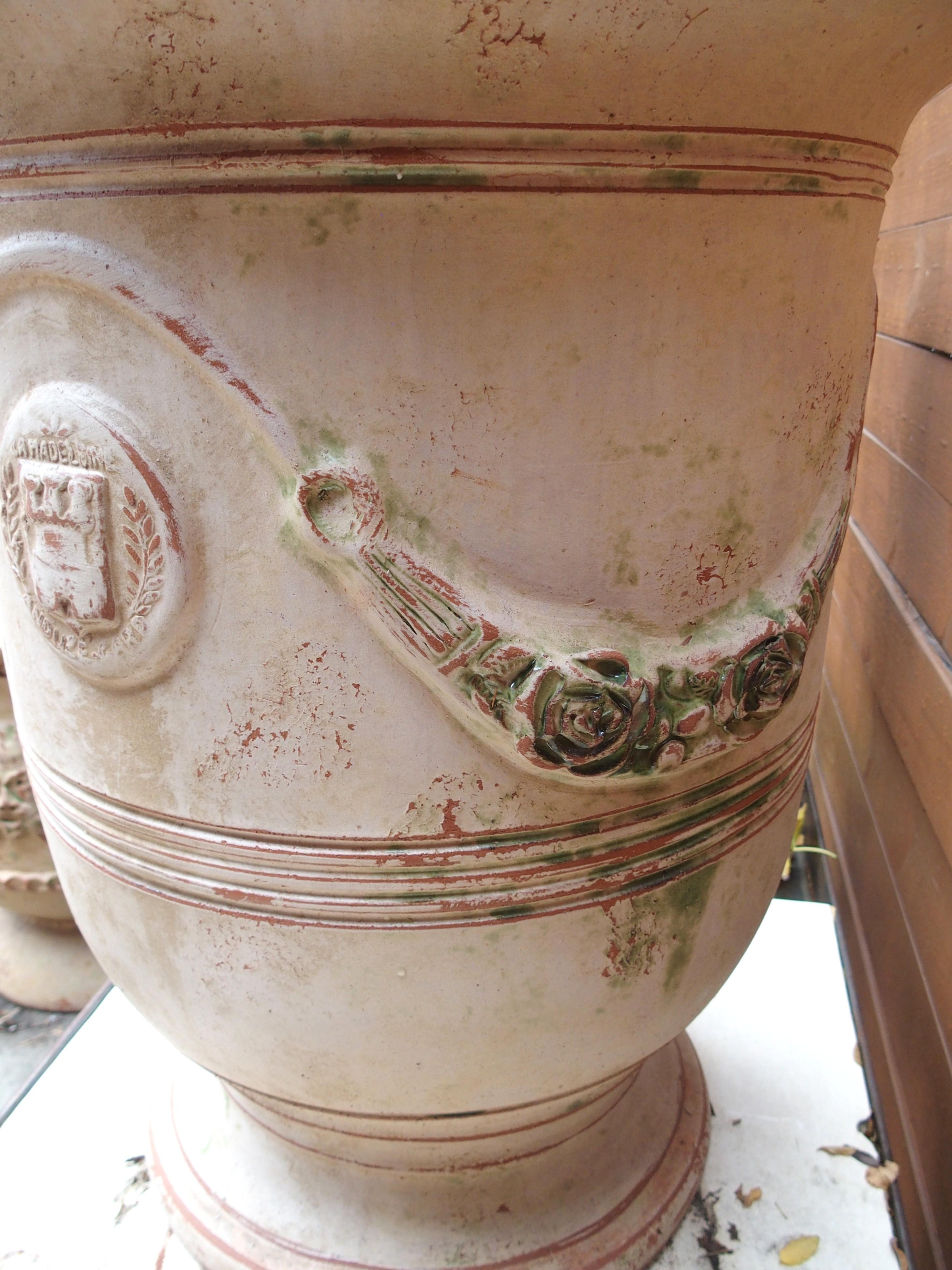 Paar handgefertigte französische Anduze-Töpfe in traditioneller Ausführung mit Gebrauchsspuren im Angebot 4