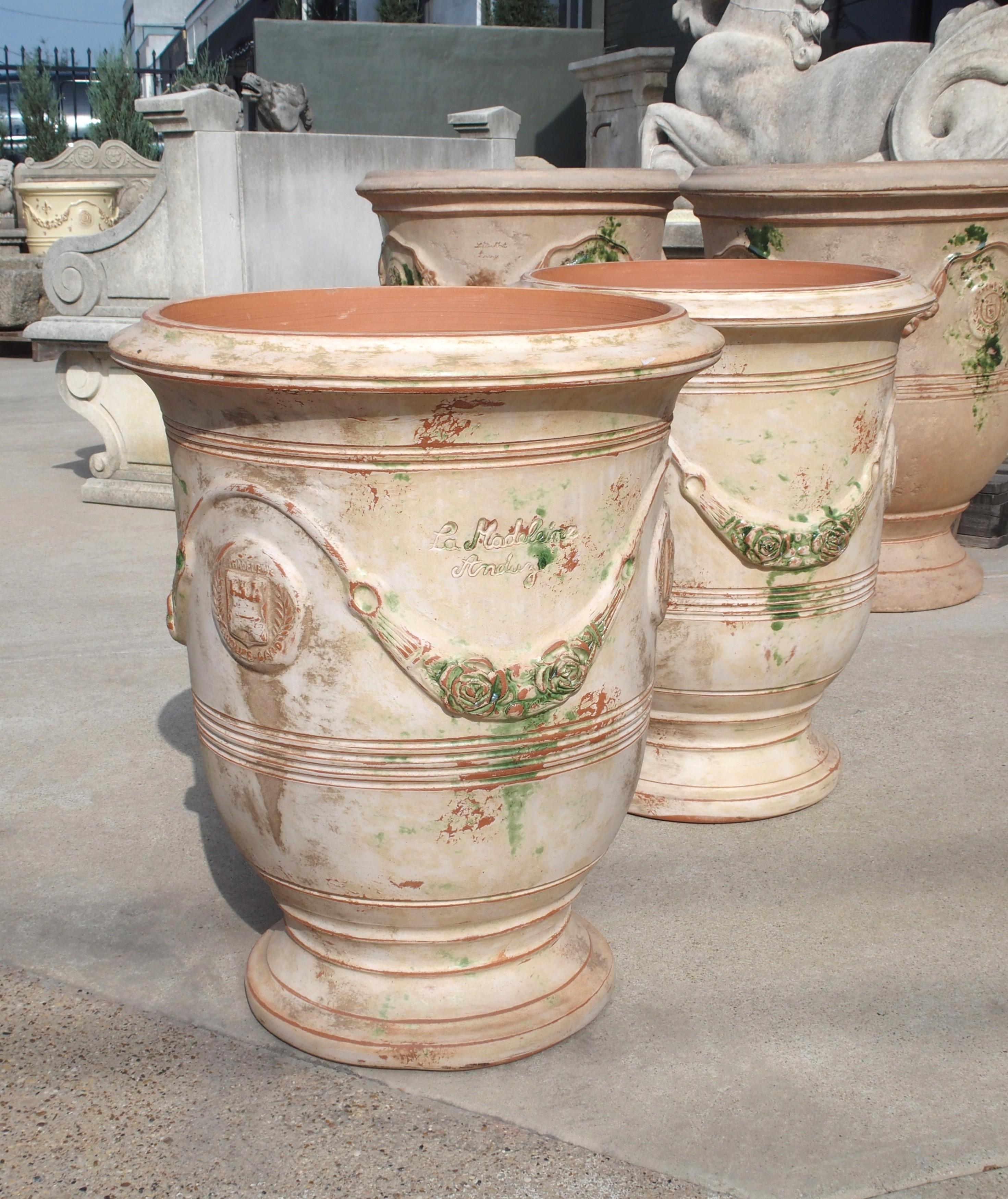 Paar handgefertigte französische Anduze-Töpfe in traditioneller Ausführung mit Gebrauchsspuren im Angebot 5