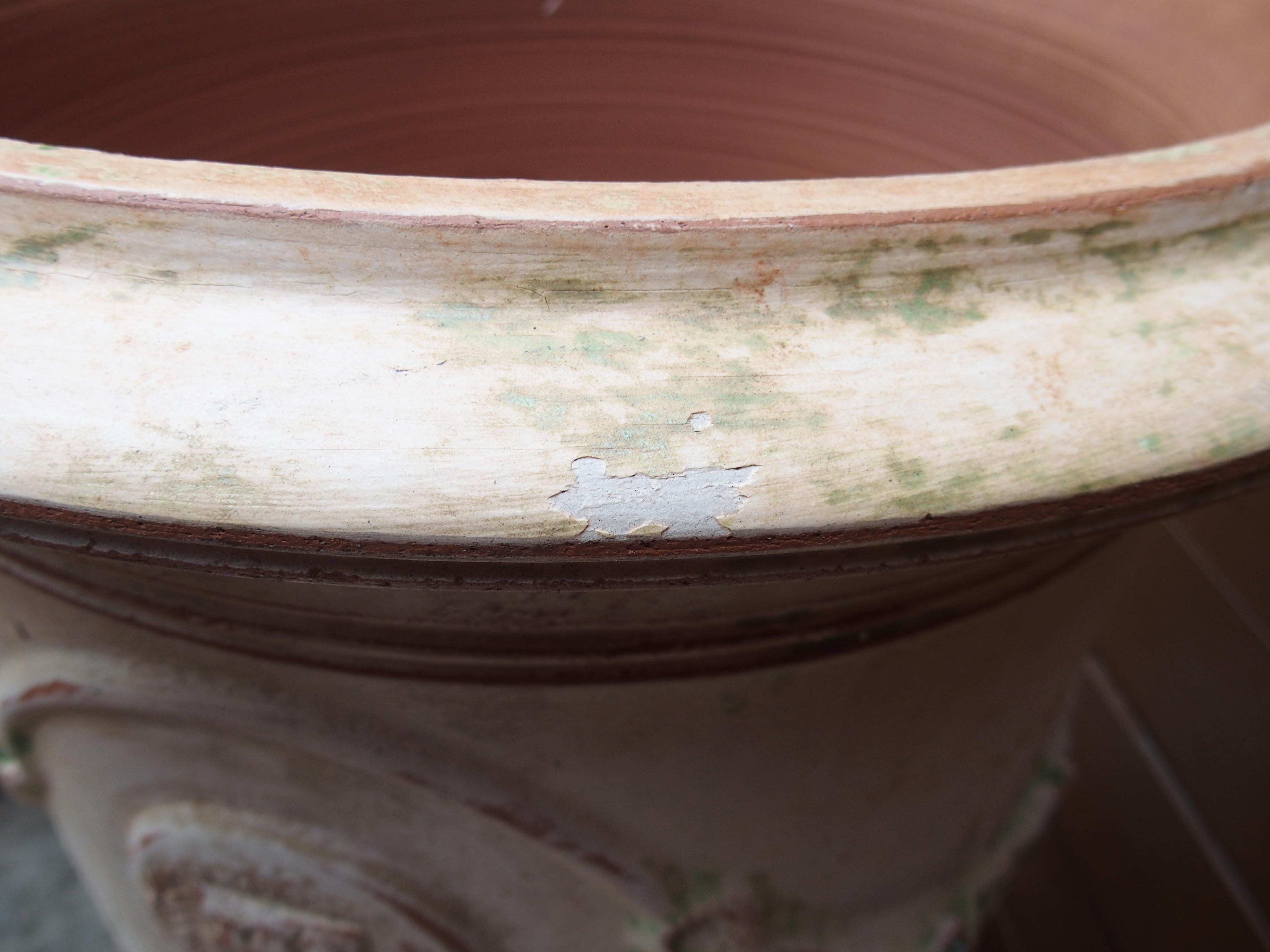 Paar handgefertigte französische Anduze-Töpfe in traditioneller Ausführung mit Gebrauchsspuren im Angebot 5