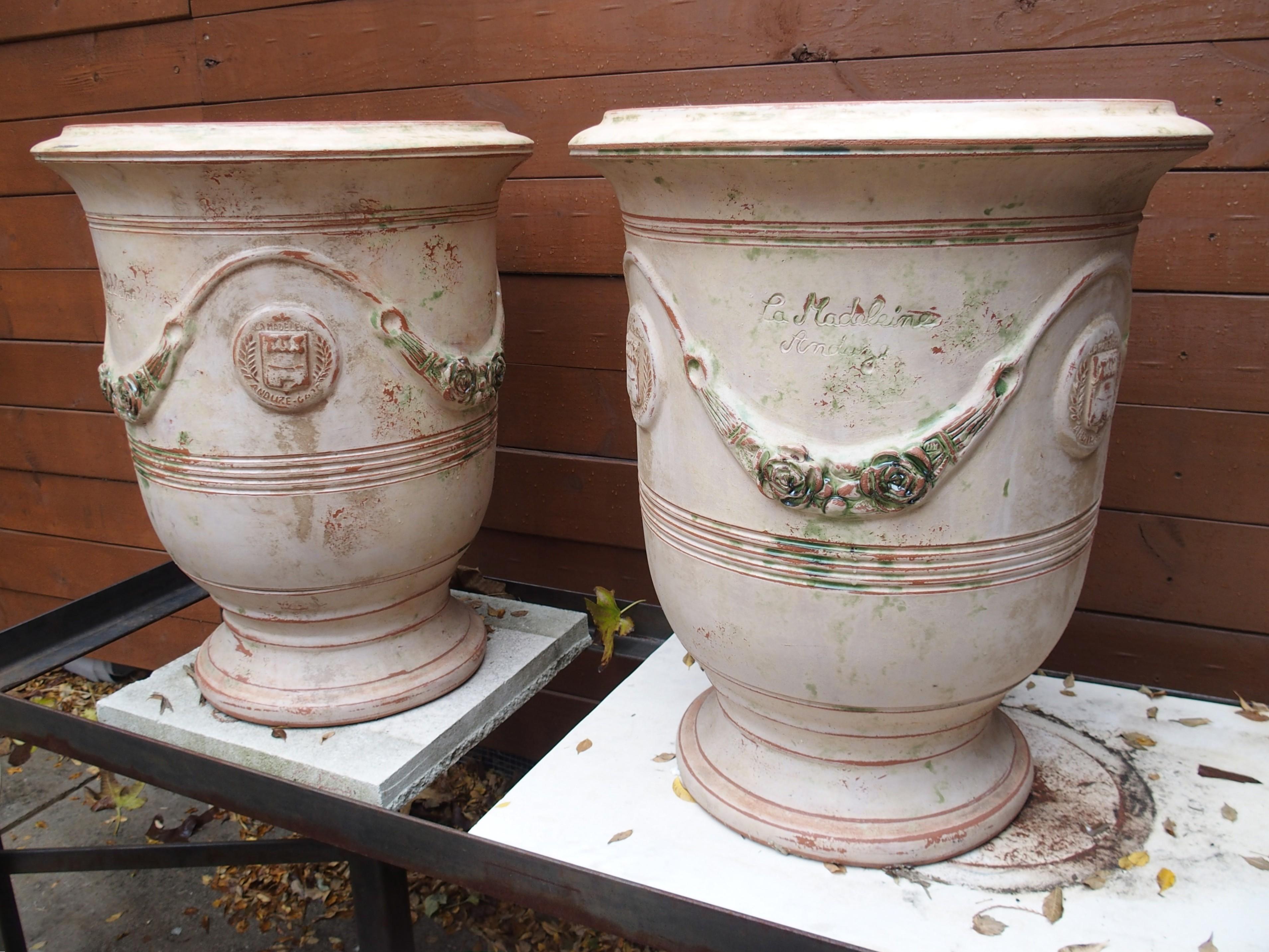 Paar handgefertigte französische Anduze-Töpfe in traditioneller Ausführung mit Gebrauchsspuren im Angebot 6