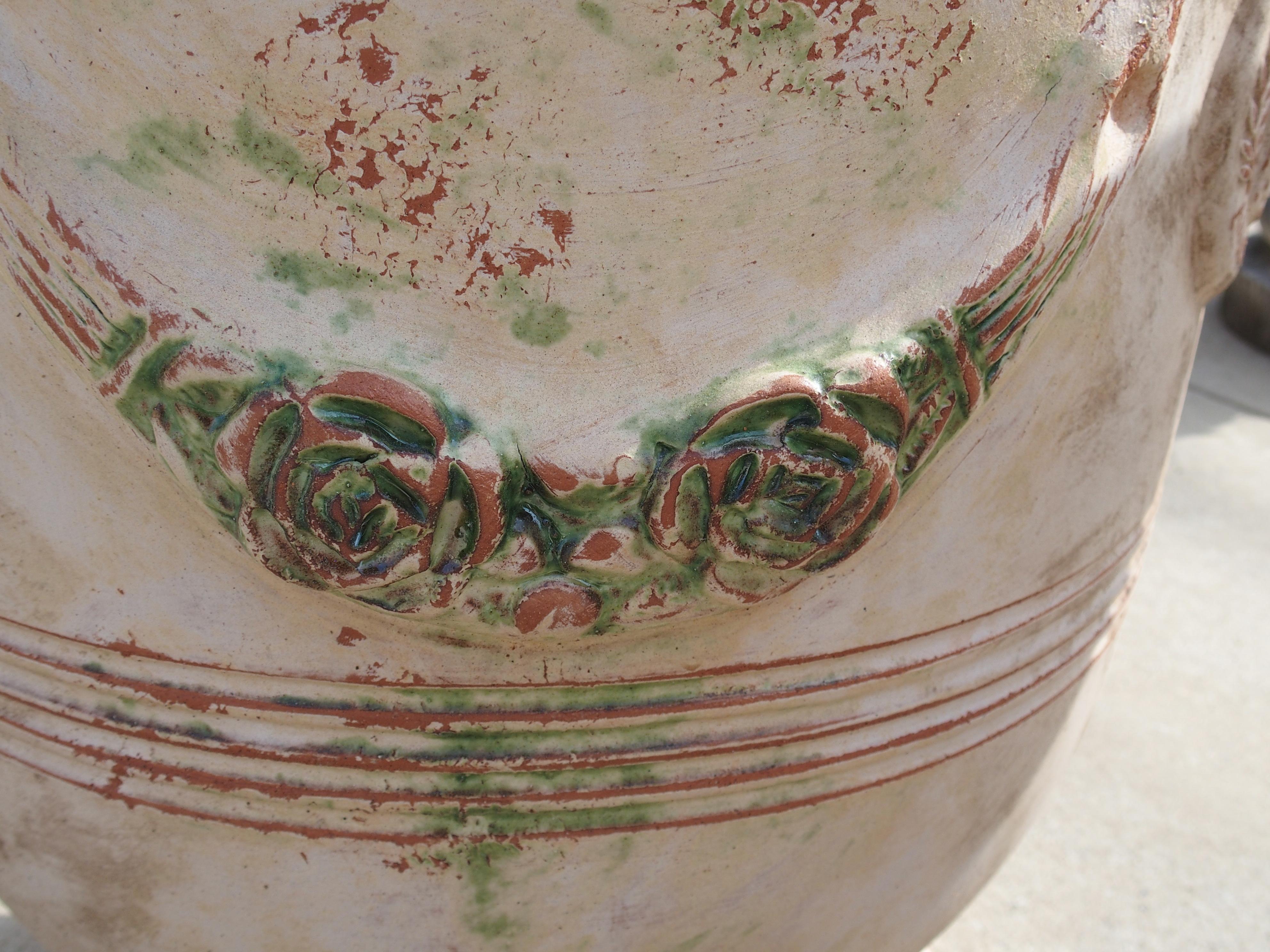 Paar handgefertigte französische Anduze-Töpfe in traditioneller Ausführung mit Gebrauchsspuren im Angebot 7