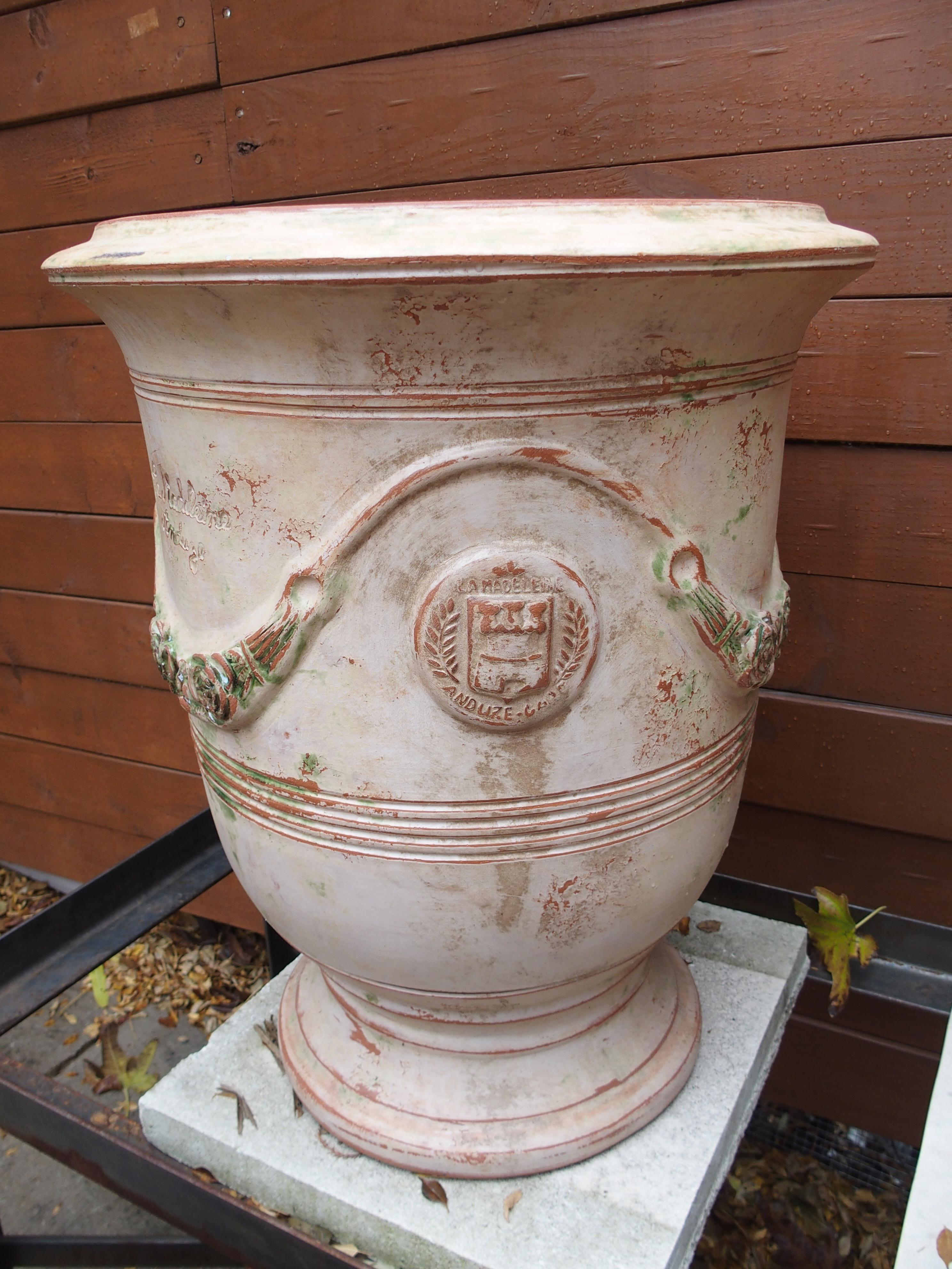 Paar handgefertigte französische Anduze-Töpfe in traditioneller Ausführung mit Gebrauchsspuren im Angebot 7