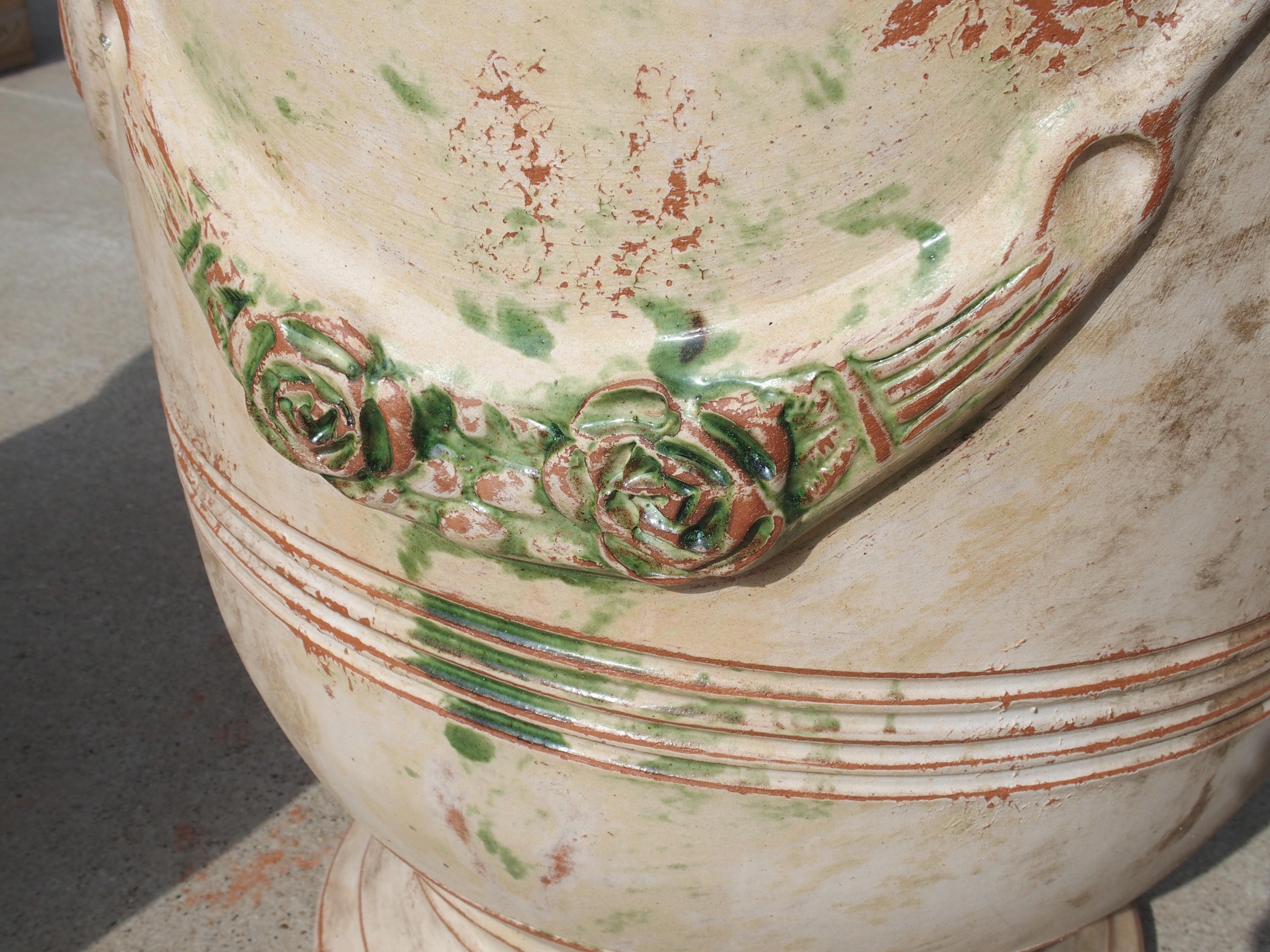 Weitere Informationen folgen in Kürze...

Dieses Paar Anduze-Töpfe hat ein wunderschönes, traditionelles französisches Finish.  Die Töpfe von Anduze gibt es seit dem 16. Jahrhundert, und diese 27 1/2 hohen Töpfe haben ein Farbschema, das von den