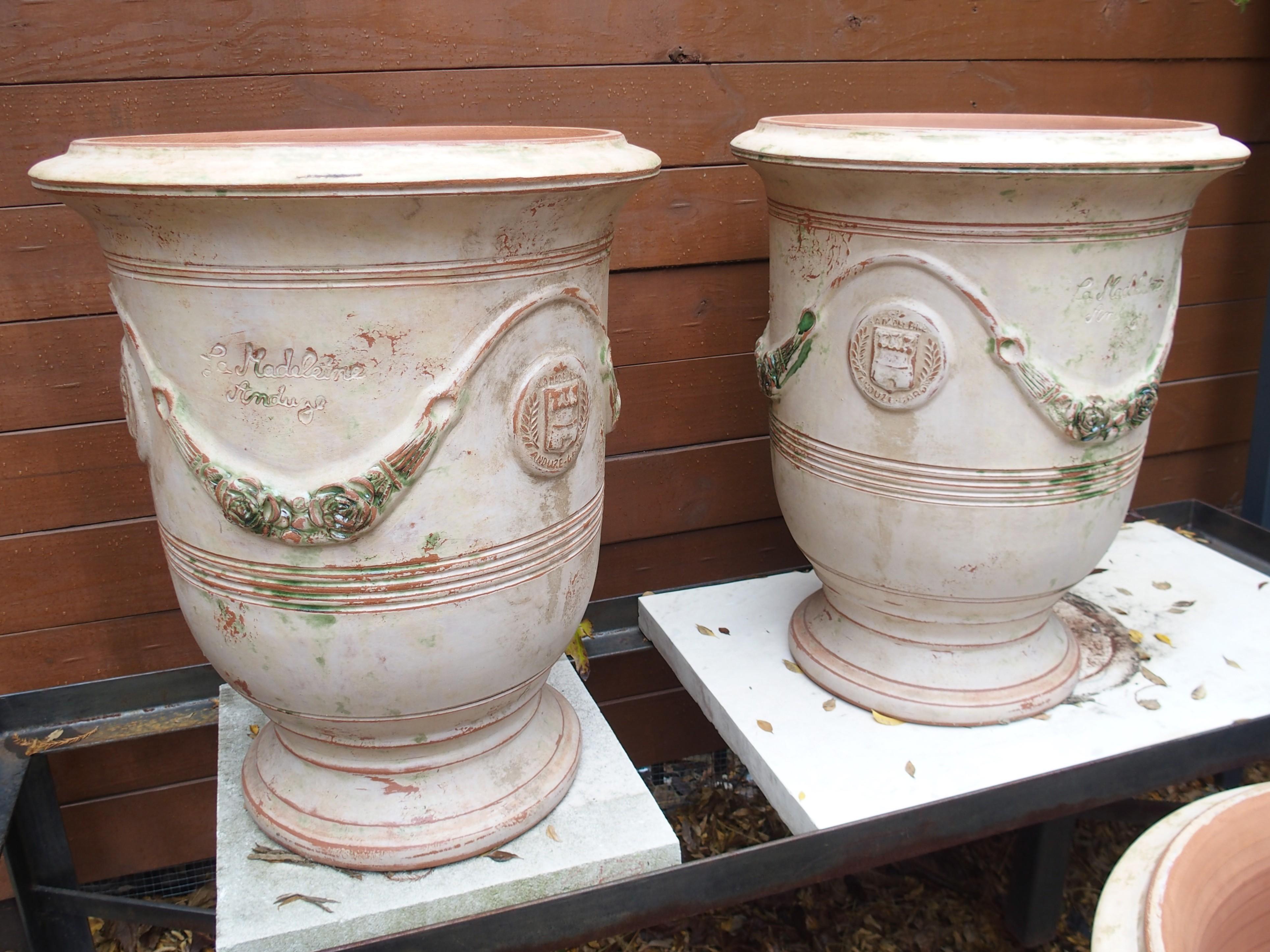 Weitere Informationen folgen in Kürze...

Dieses Paar Anduze-Töpfe hat ein wunderschönes, traditionelles französisches Finish. Die Töpfe von Anduze gibt es seit dem 16. Jahrhundert, und diese über 27 Zoll hohen Töpfe sind in ihrer Farbgebung von den