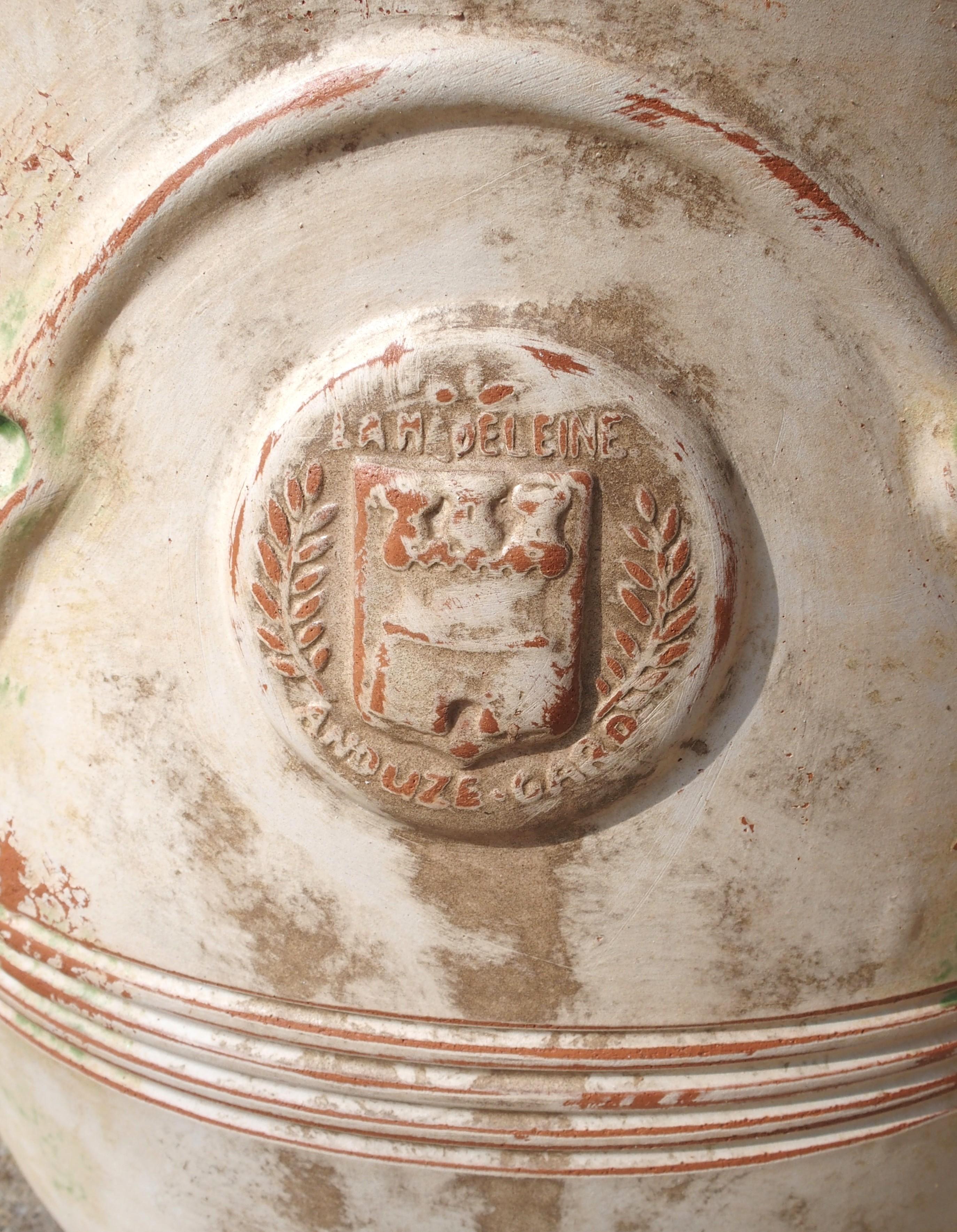 Paar handgefertigte französische Anduze-Töpfe in traditioneller Ausführung mit Gebrauchsspuren (Französisch) im Angebot