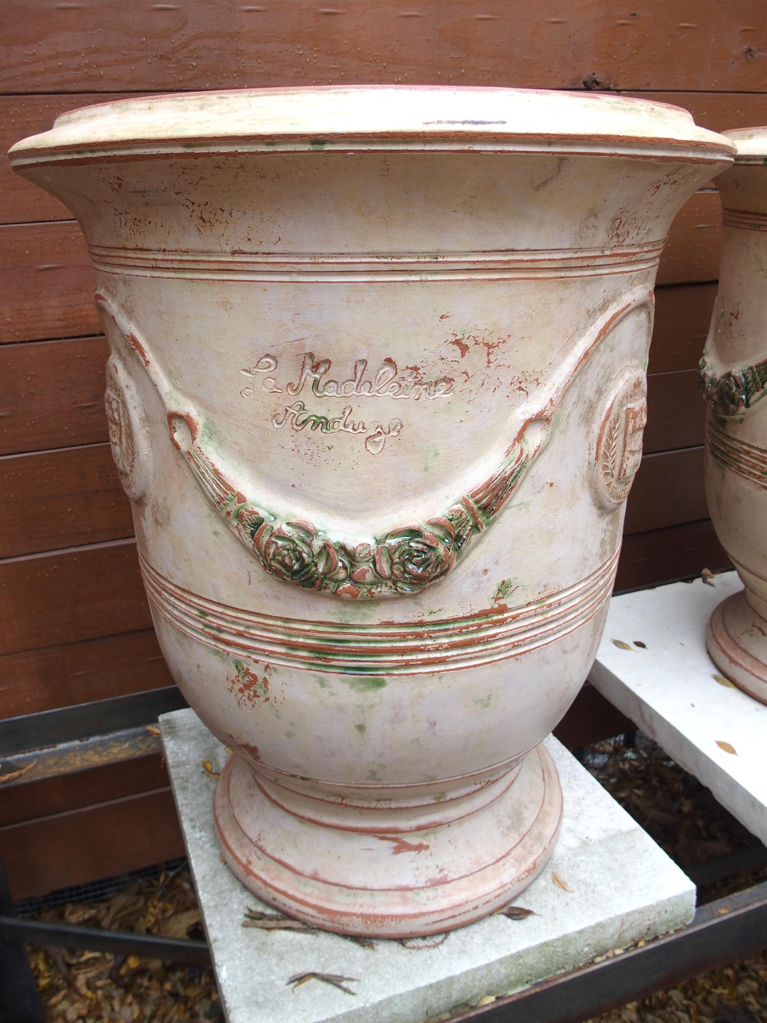 Paar handgefertigte französische Anduze-Töpfe in traditioneller Ausführung mit Gebrauchsspuren (Französisch) im Angebot