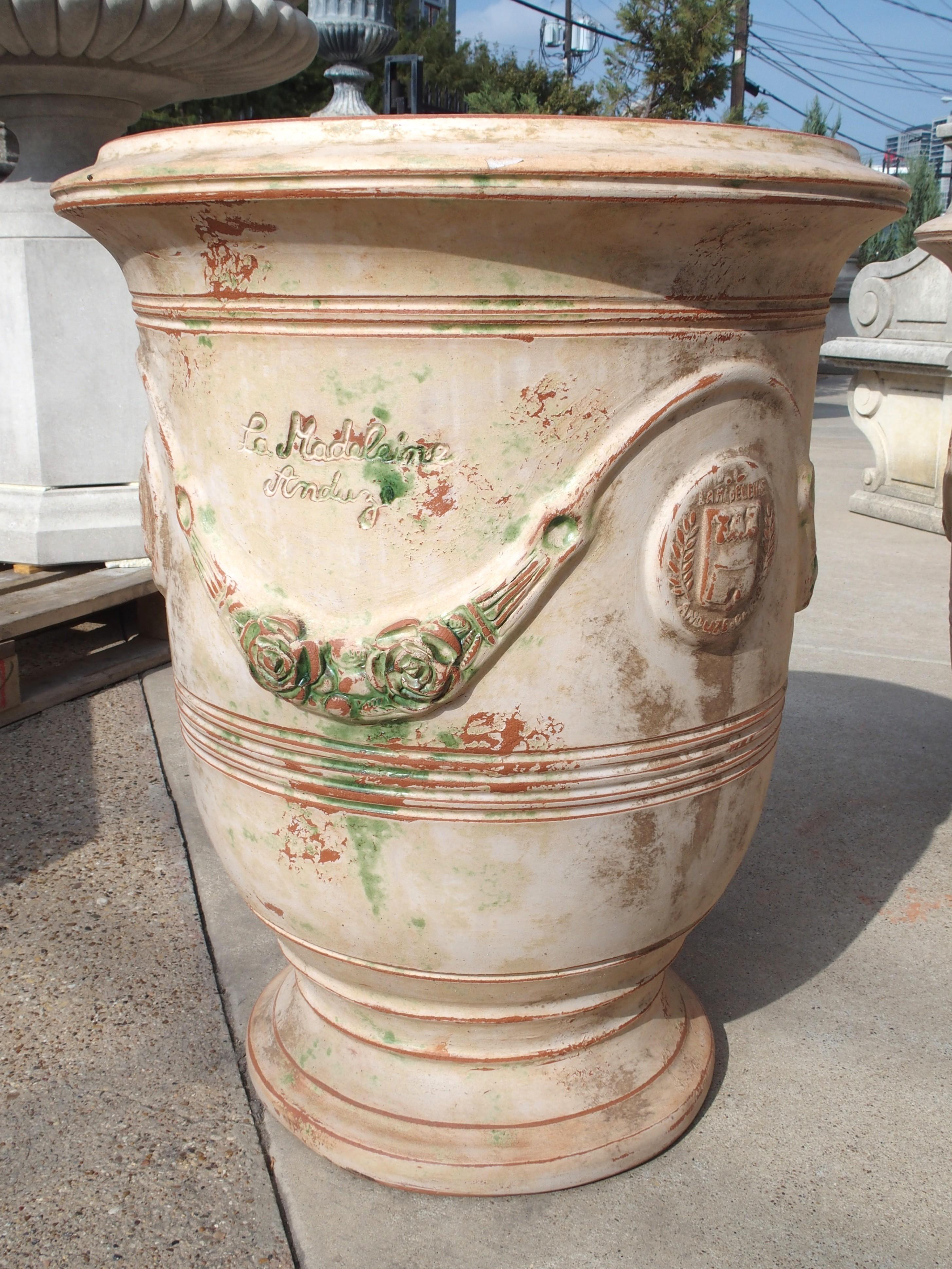 Paar handgefertigte französische Anduze-Töpfe in traditioneller Ausführung mit Gebrauchsspuren (Glasiert) im Angebot