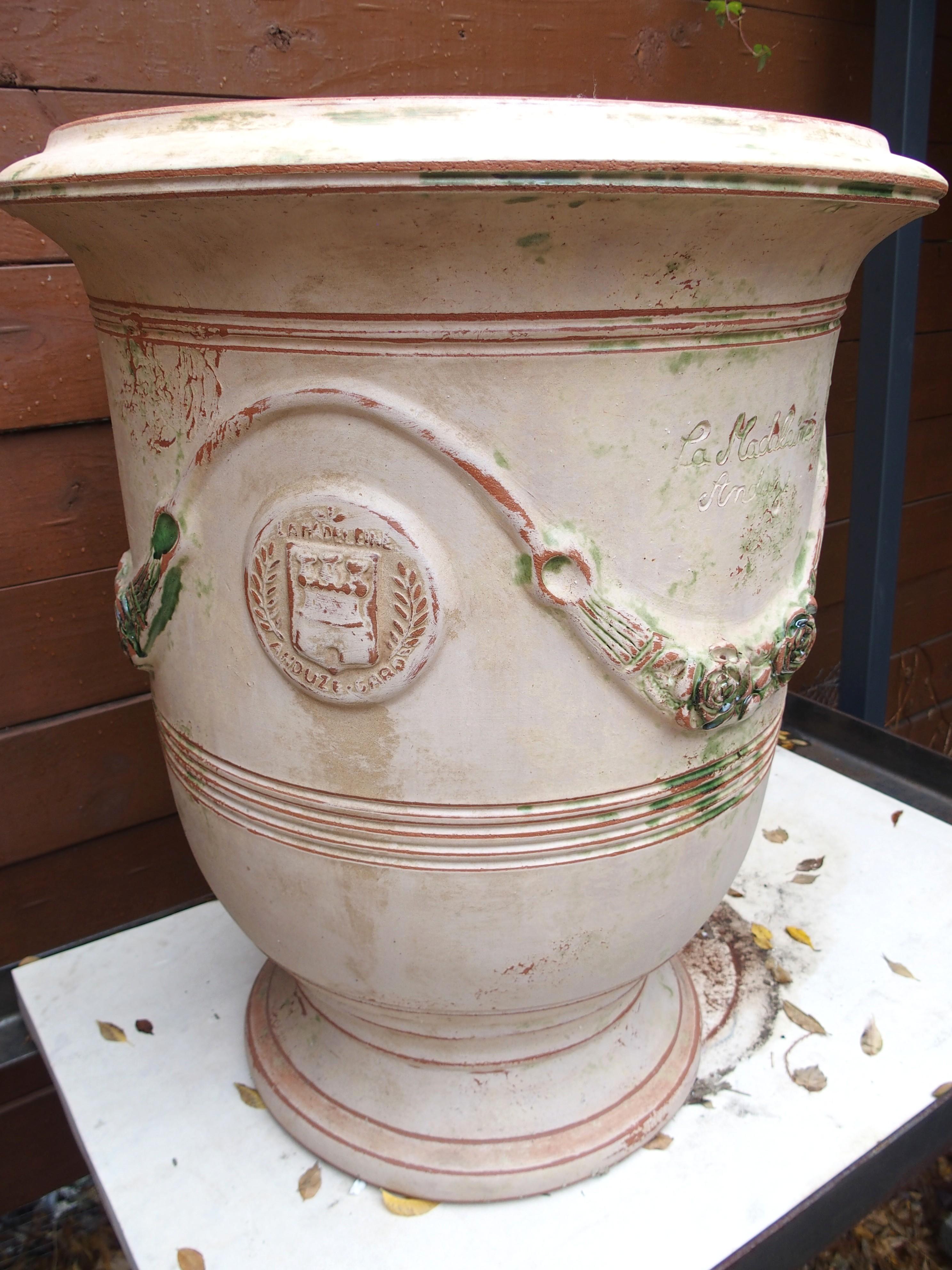 Paar handgefertigte französische Anduze-Töpfe in traditioneller Ausführung mit Gebrauchsspuren (Glasiert) im Angebot