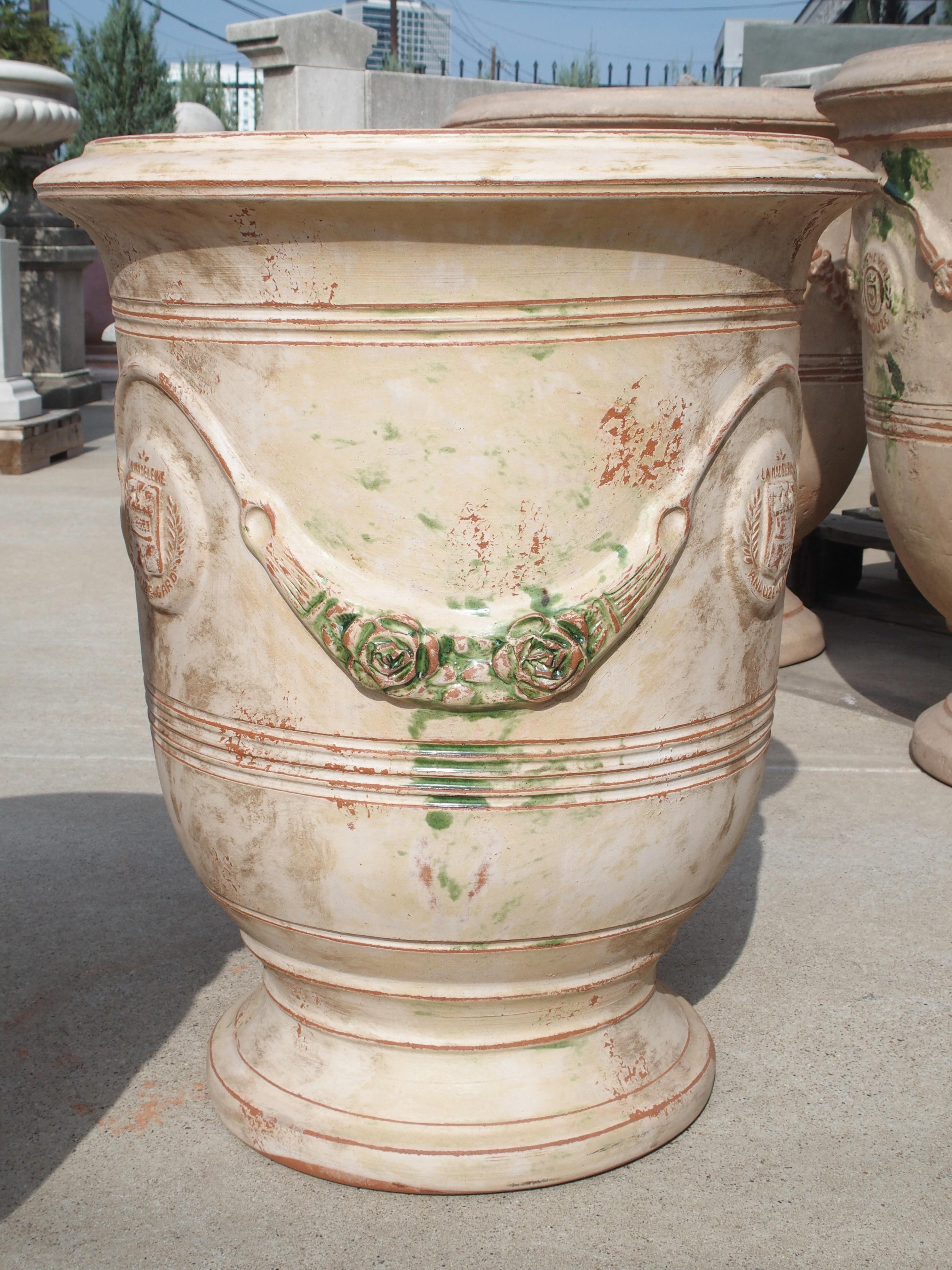 Paar handgefertigte französische Anduze-Töpfe in traditioneller Ausführung mit Gebrauchsspuren im Zustand „Gut“ im Angebot in Dallas, TX