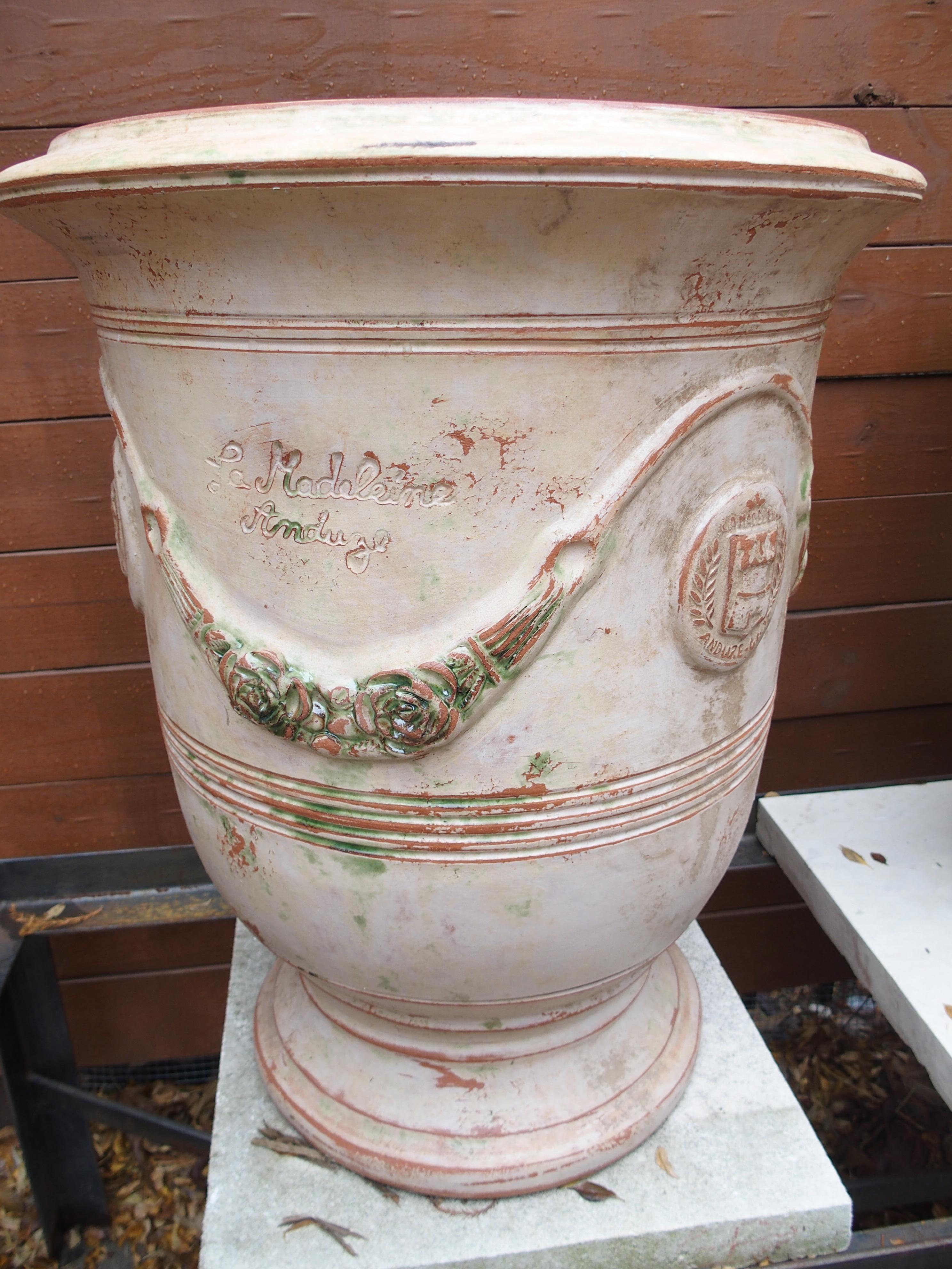 Paar handgefertigte französische Anduze-Töpfe in traditioneller Ausführung mit Gebrauchsspuren im Zustand „Gut“ im Angebot in Dallas, TX